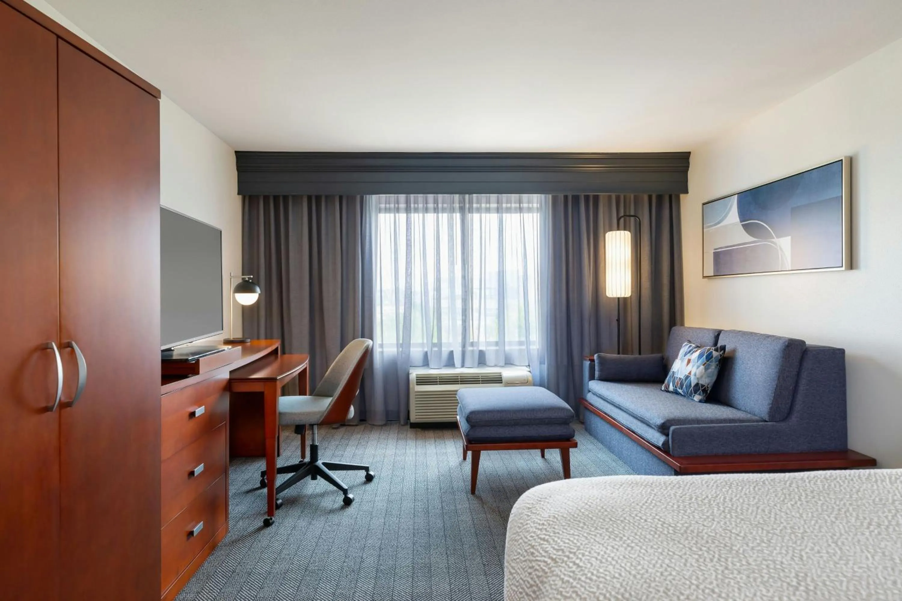 Photo of the whole room, Bed in Courtyard by Marriott Madison West / Middleton