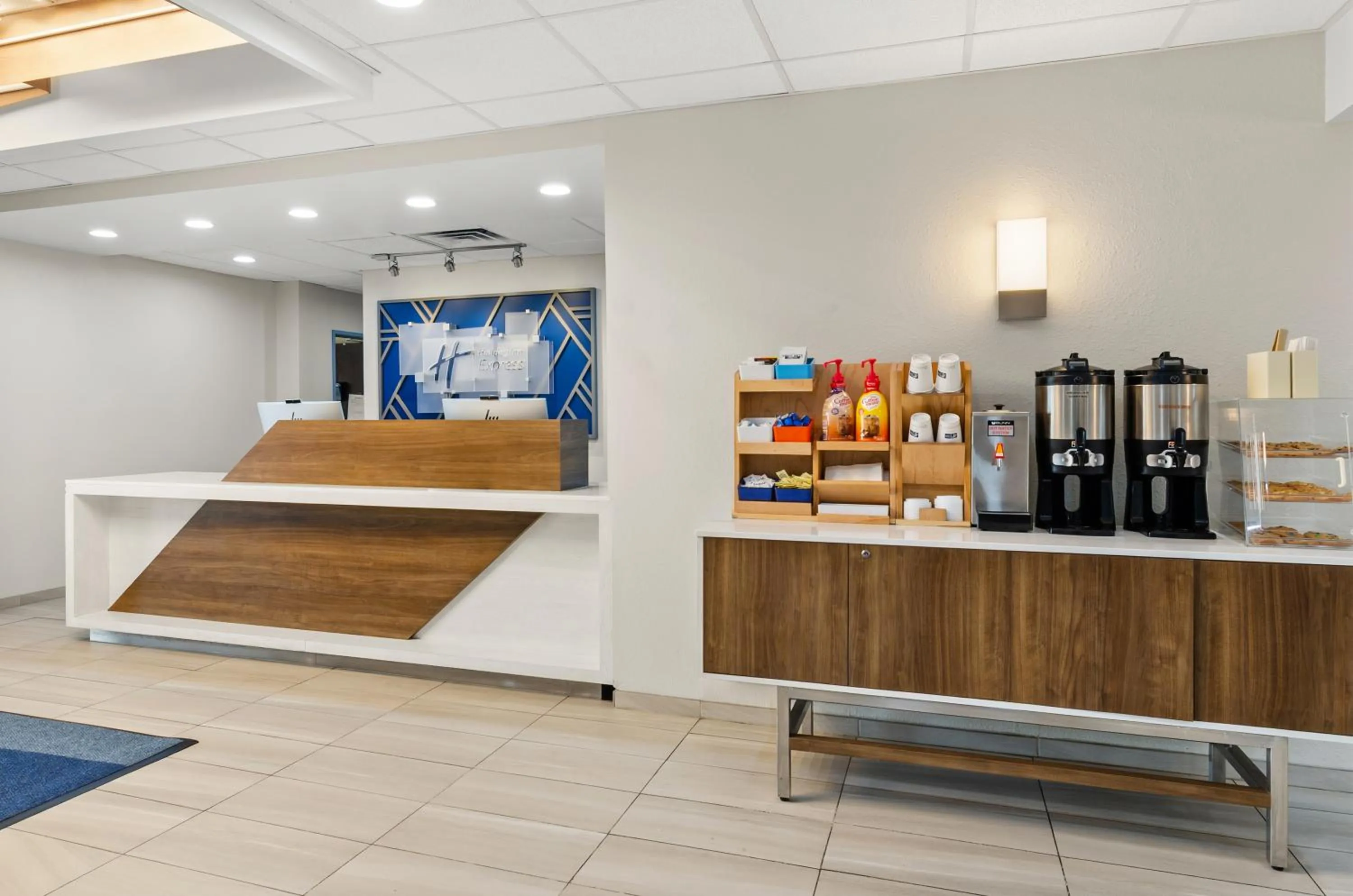 Lobby or reception in Holiday Inn Express Princeton/I-77 by IHG