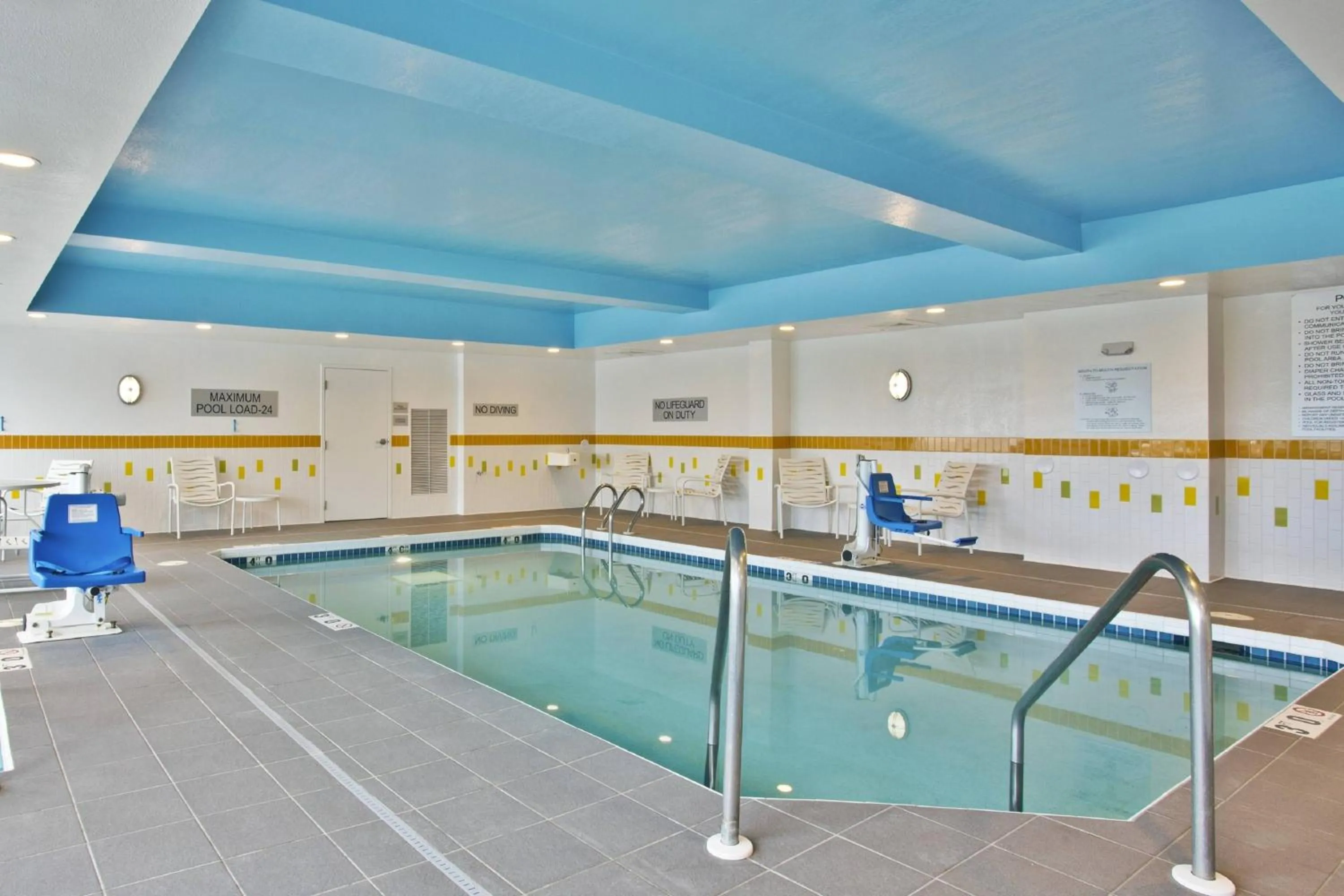 Swimming pool in Fairfield Inn & Suites by Marriott Madison West/Middleton