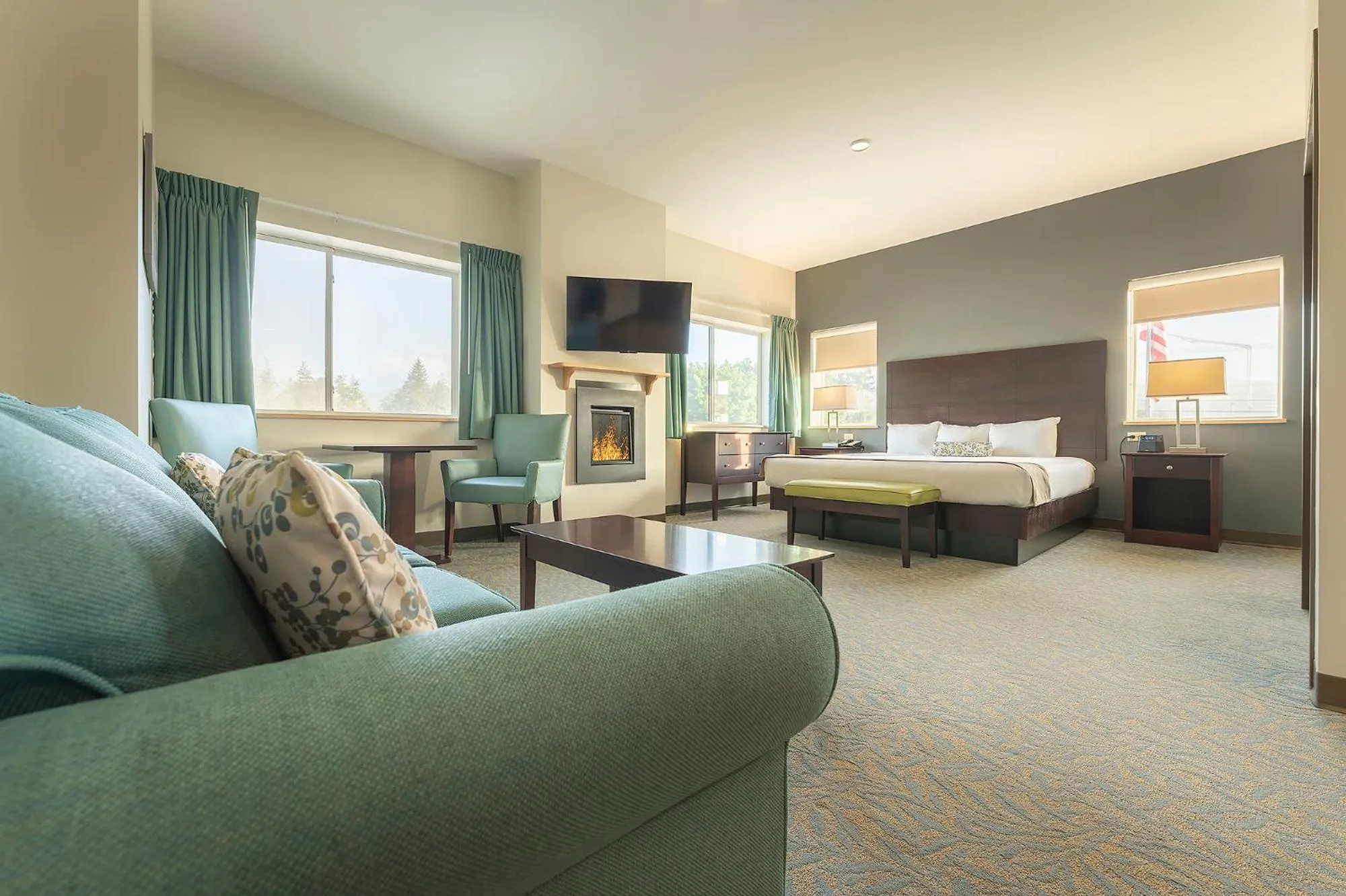 Communal lounge/ TV room, Bed in Sun & Ski Inn and Suites