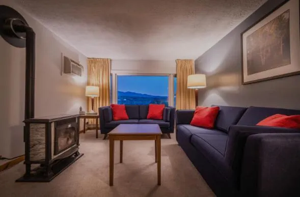 Living room in Sun & Ski Inn and Suites