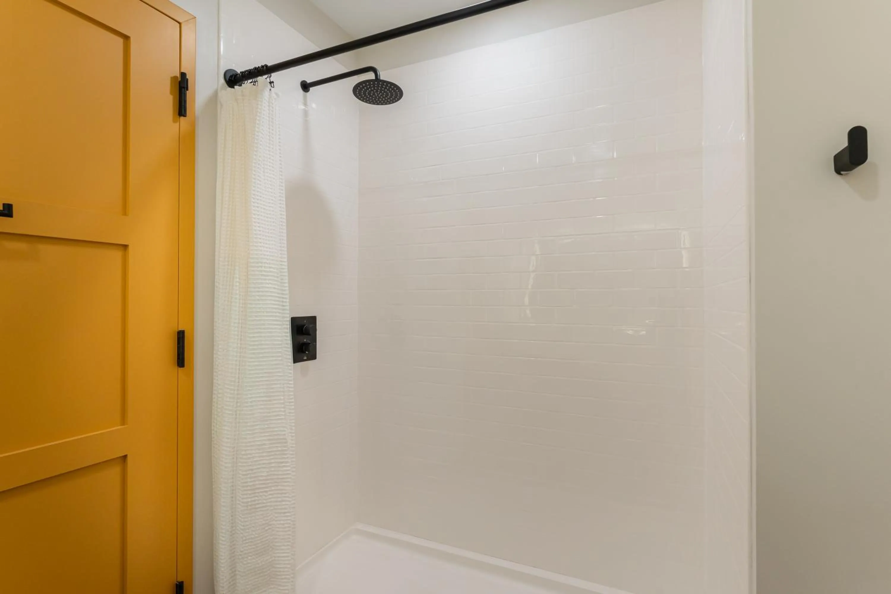 Shower in Sun & Ski Inn and Suites