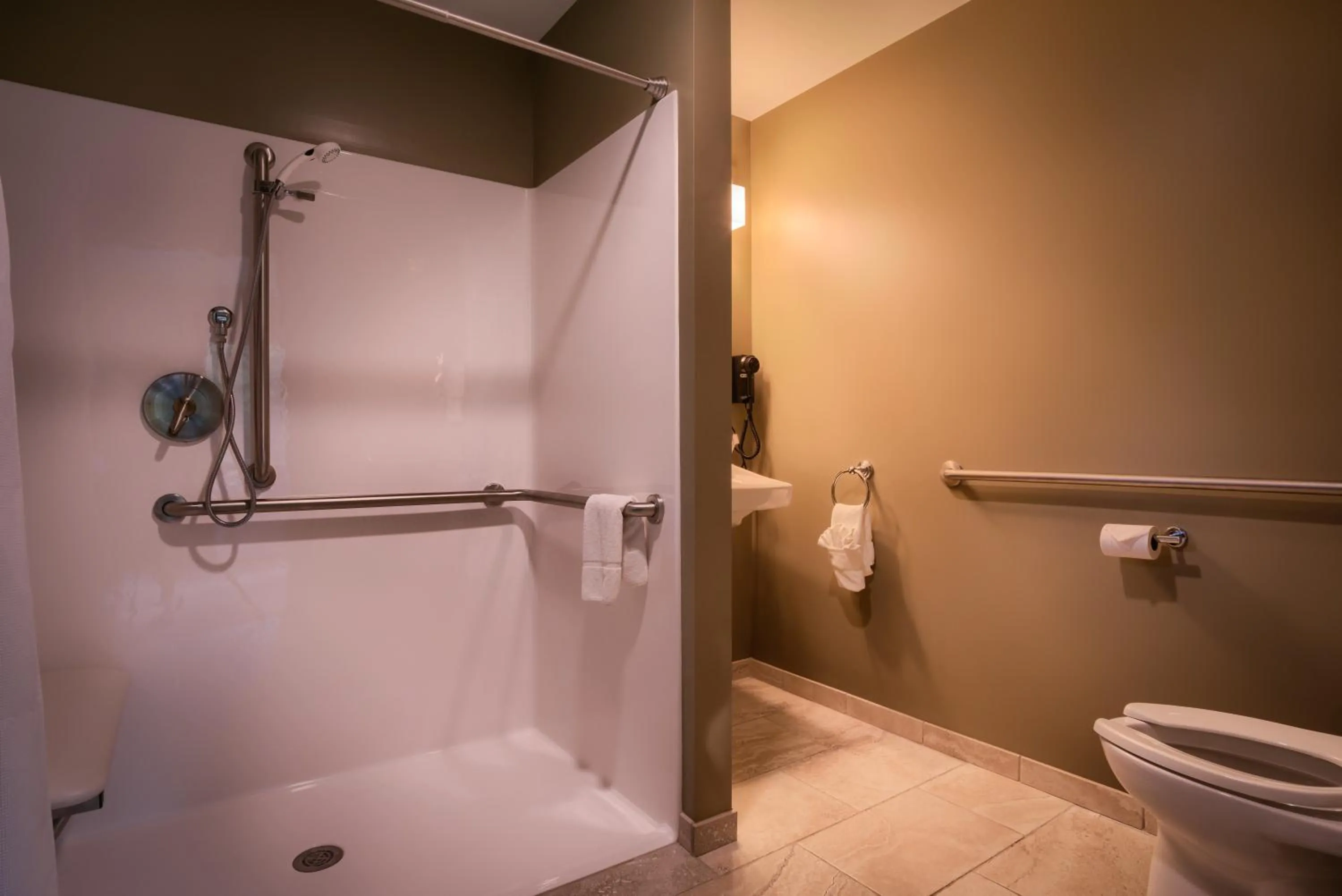 Bathroom in Sun & Ski Inn and Suites