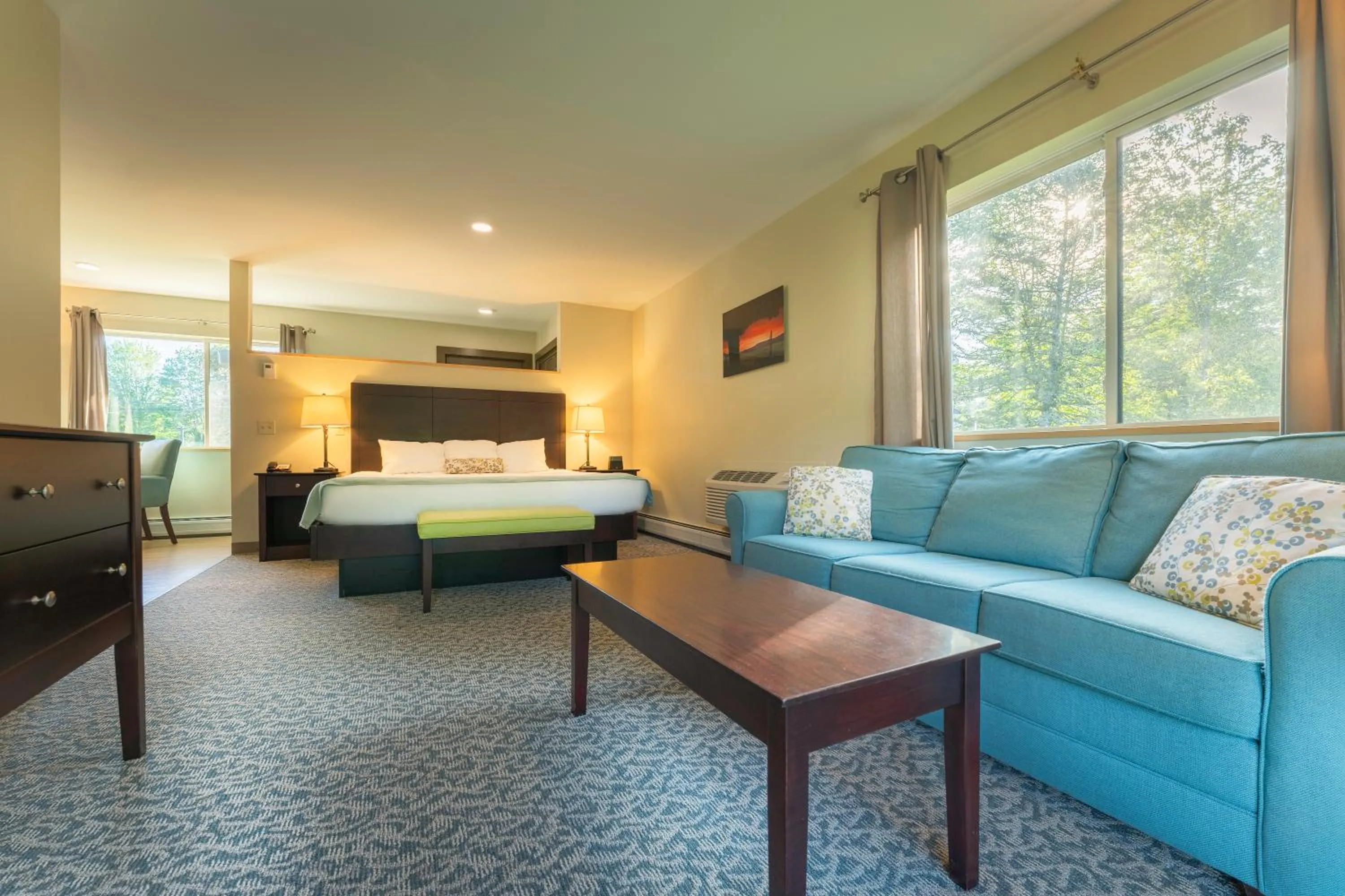 Living room, Bed in Sun & Ski Inn and Suites