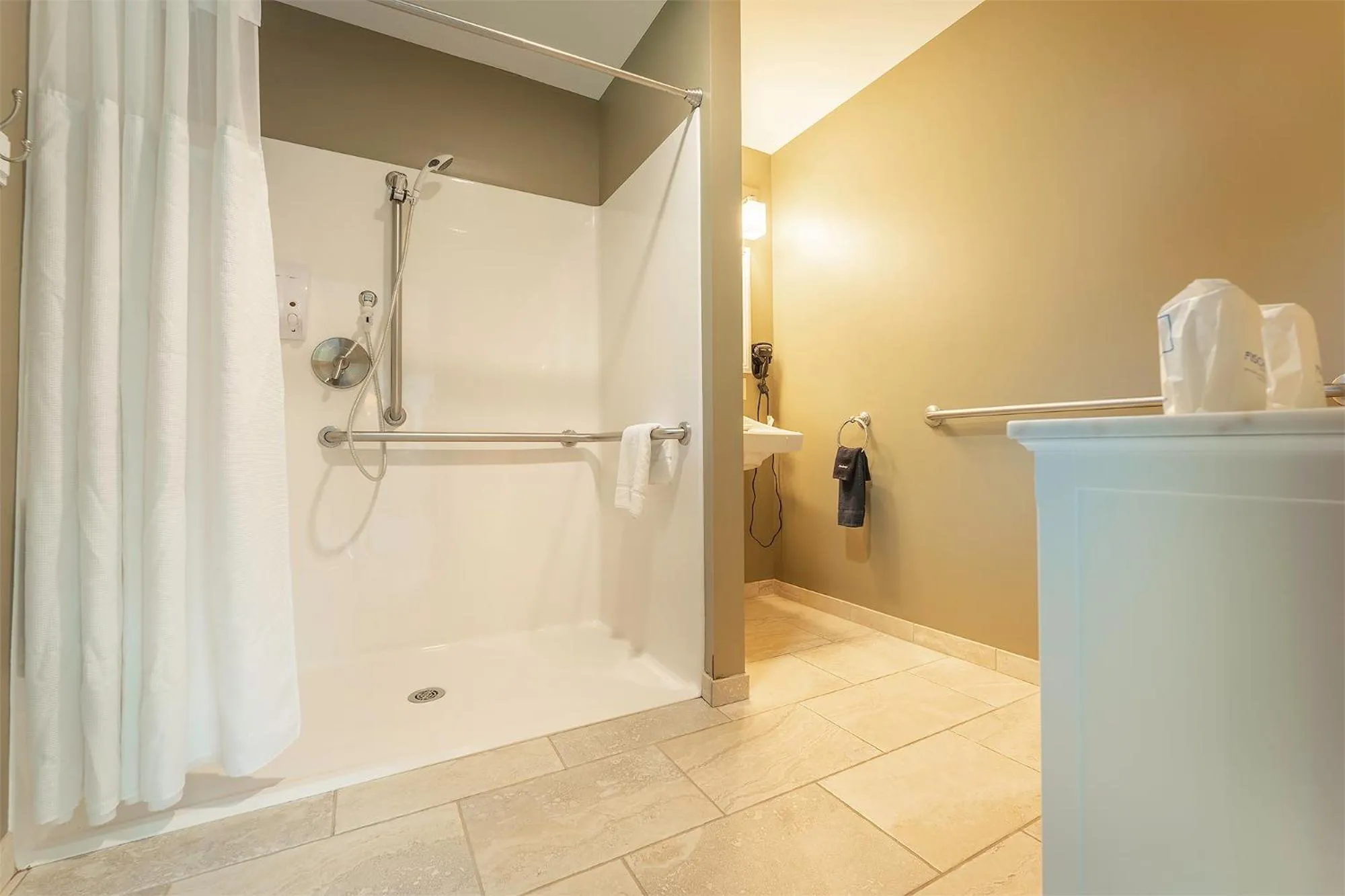 Shower in Sun & Ski Inn and Suites