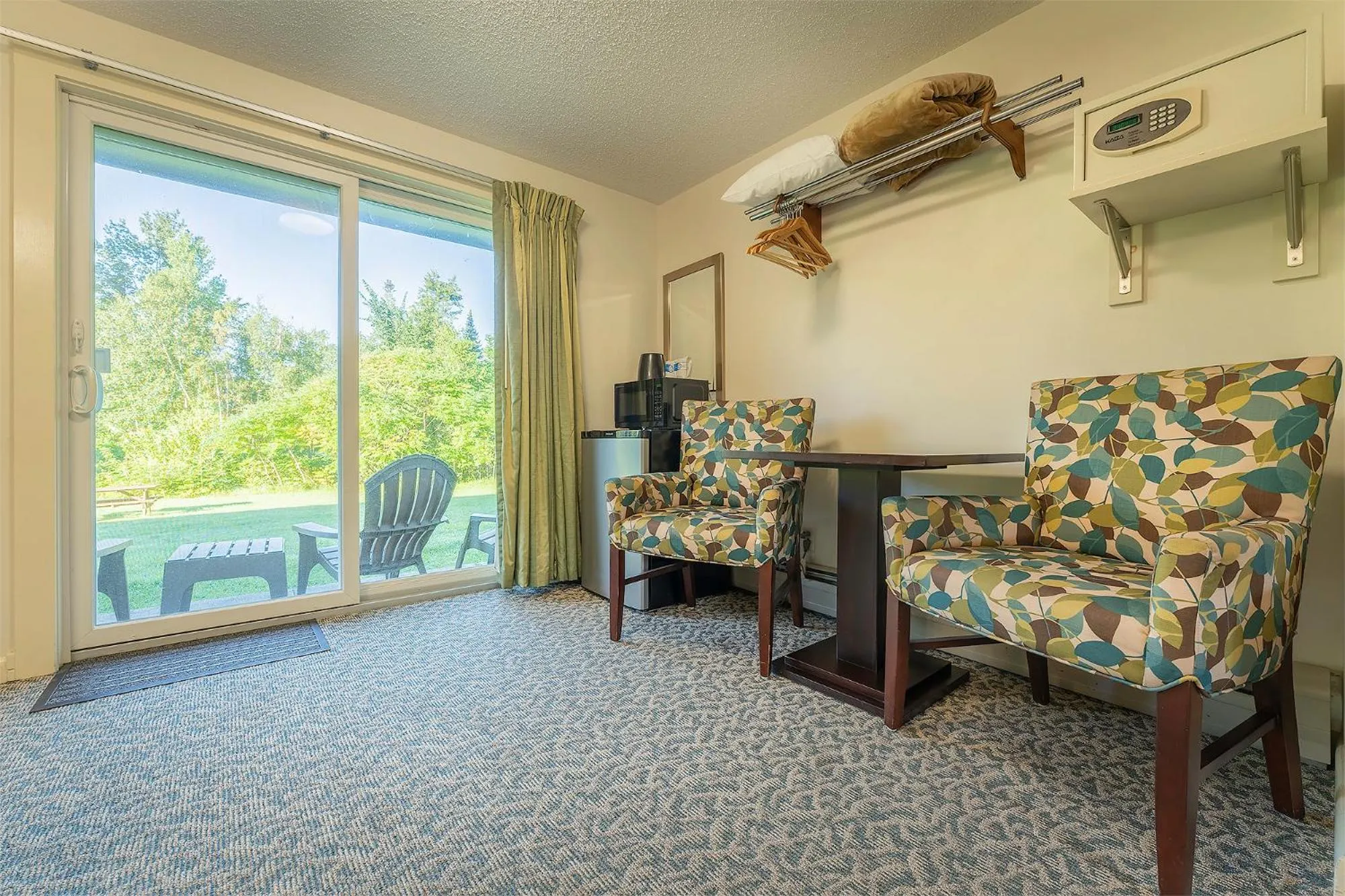 Patio in Sun & Ski Inn and Suites