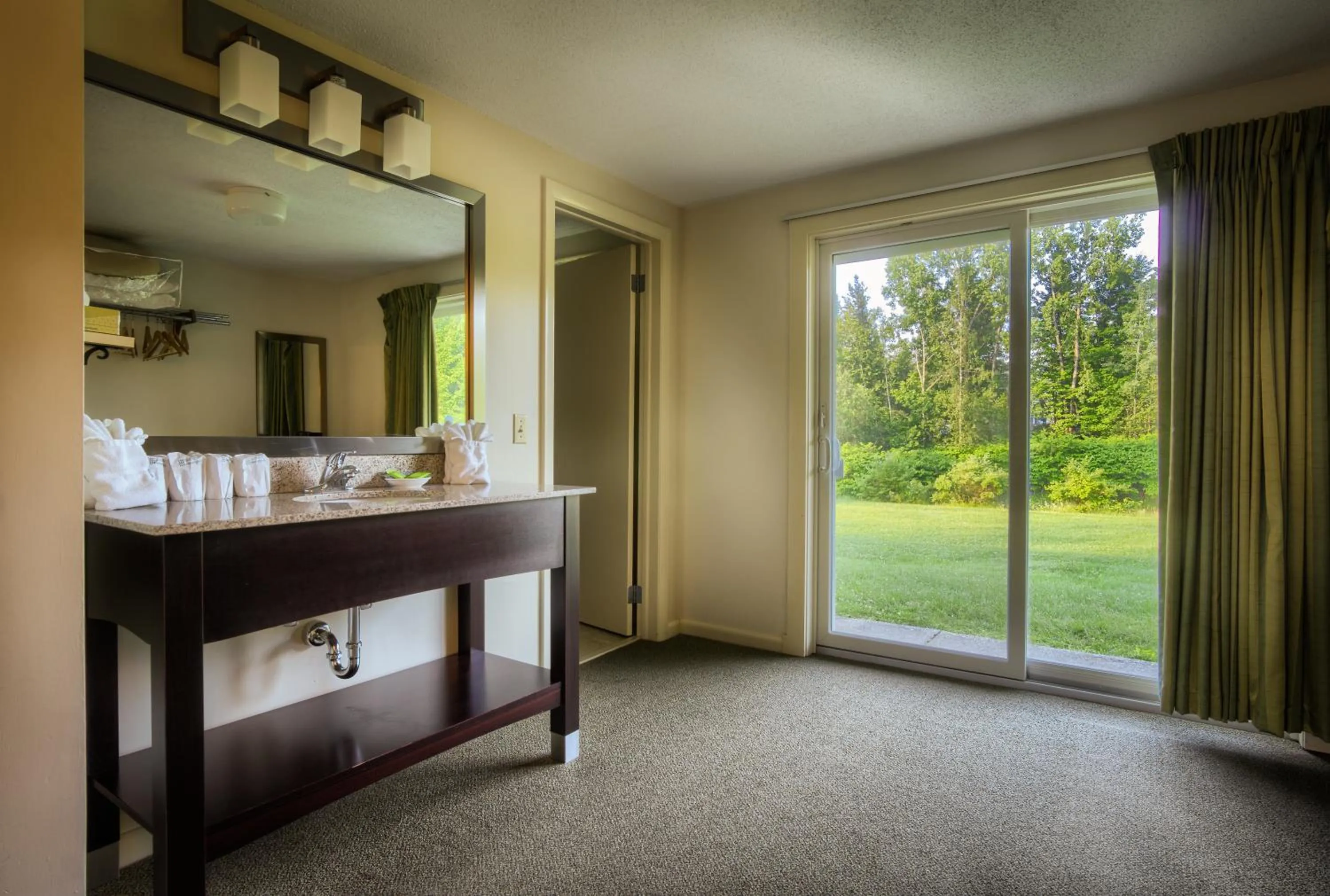 Photo of the whole room, Bed in Sun & Ski Inn and Suites