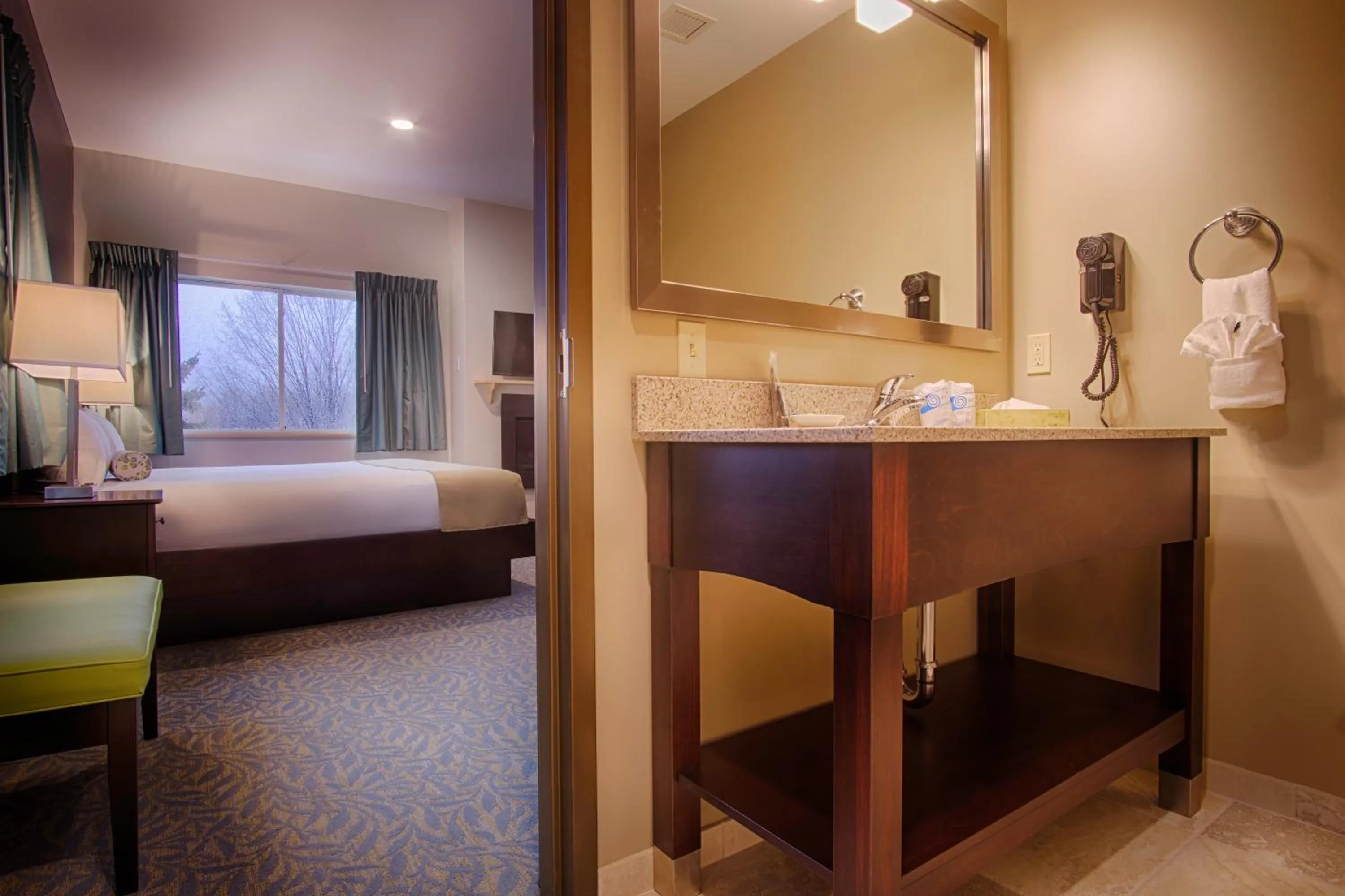 Bathroom, Bed in Sun & Ski Inn and Suites
