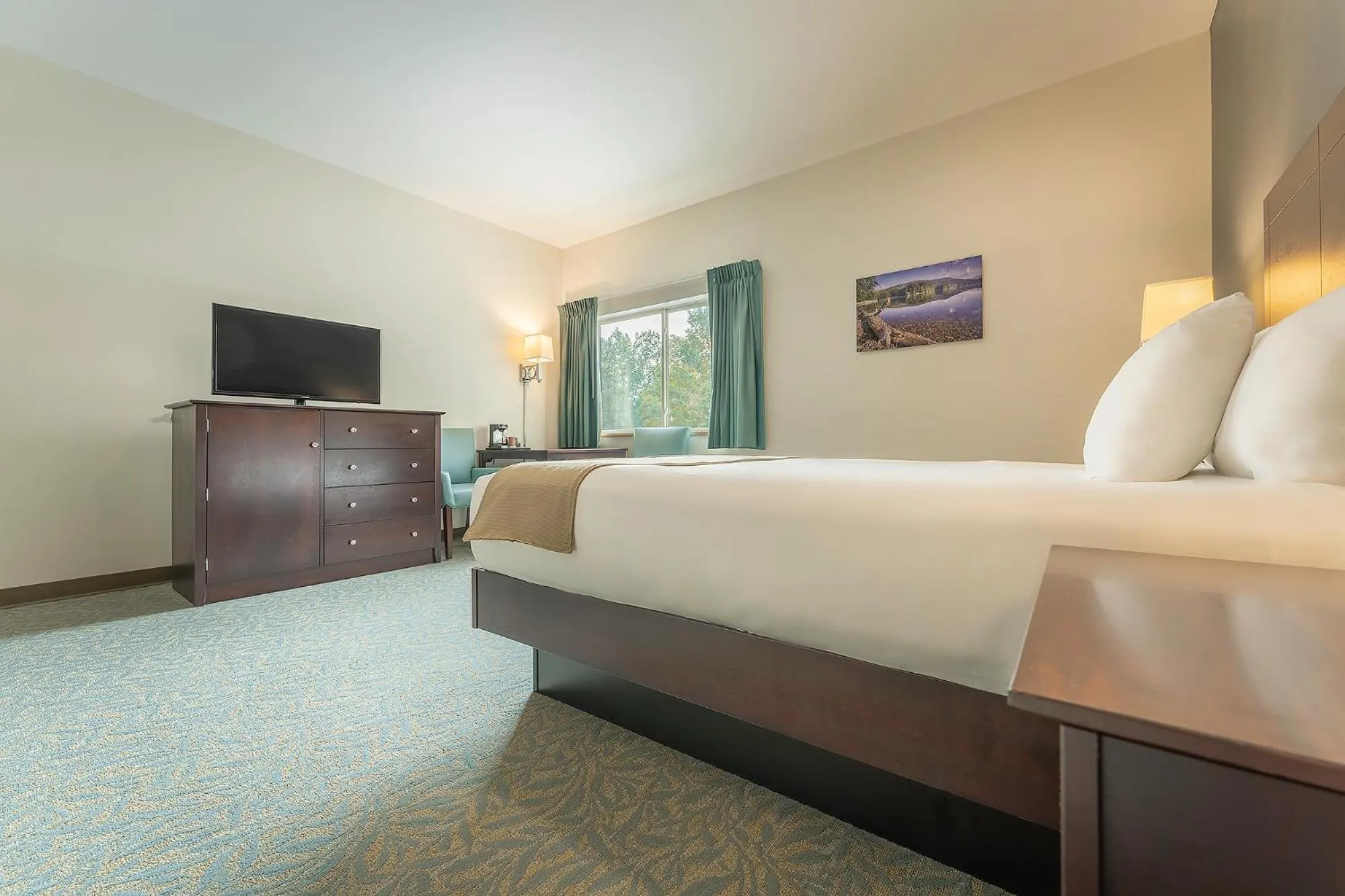 Bed in Sun & Ski Inn and Suites