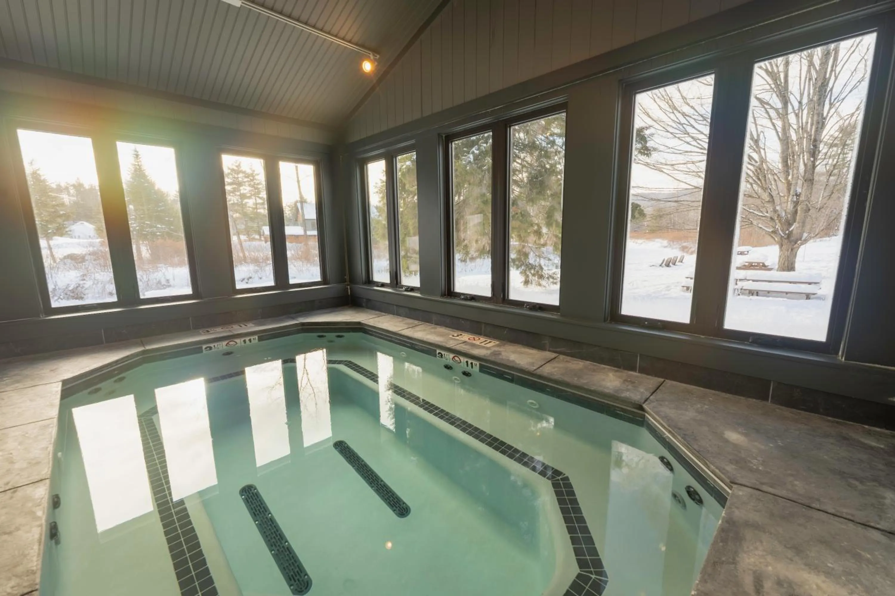 Hot Tub in Sun & Ski Inn and Suites