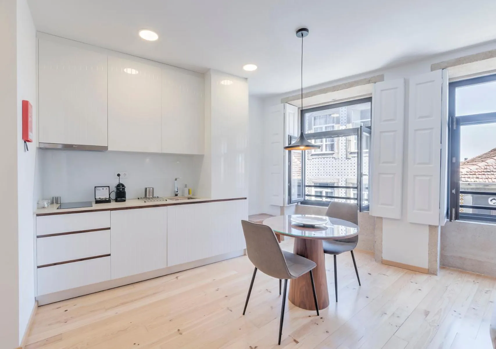 Coffee/tea facilities in Oporto Street Sá de Noronha