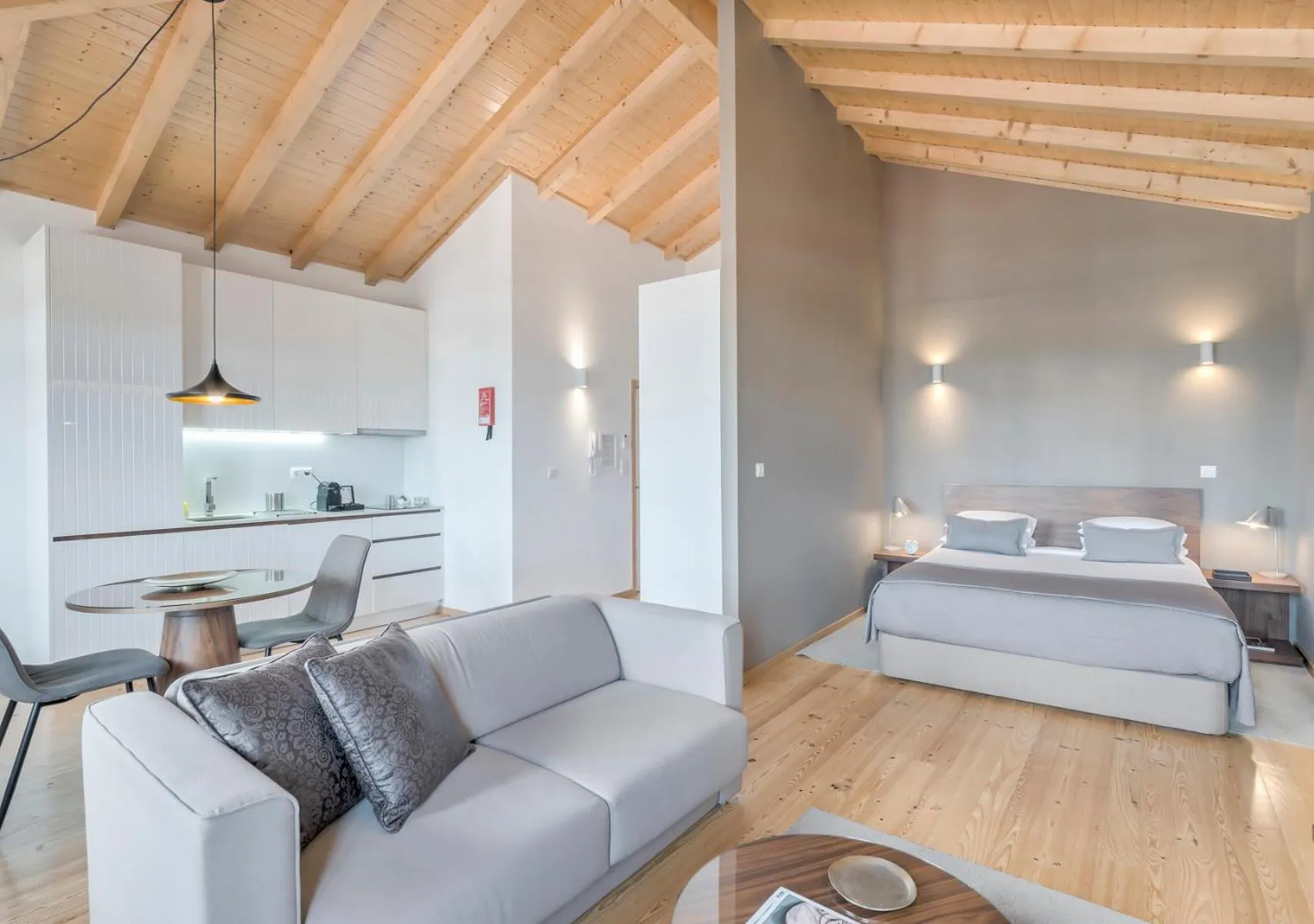 Photo of the whole room, Bed in Oporto Street Sá de Noronha