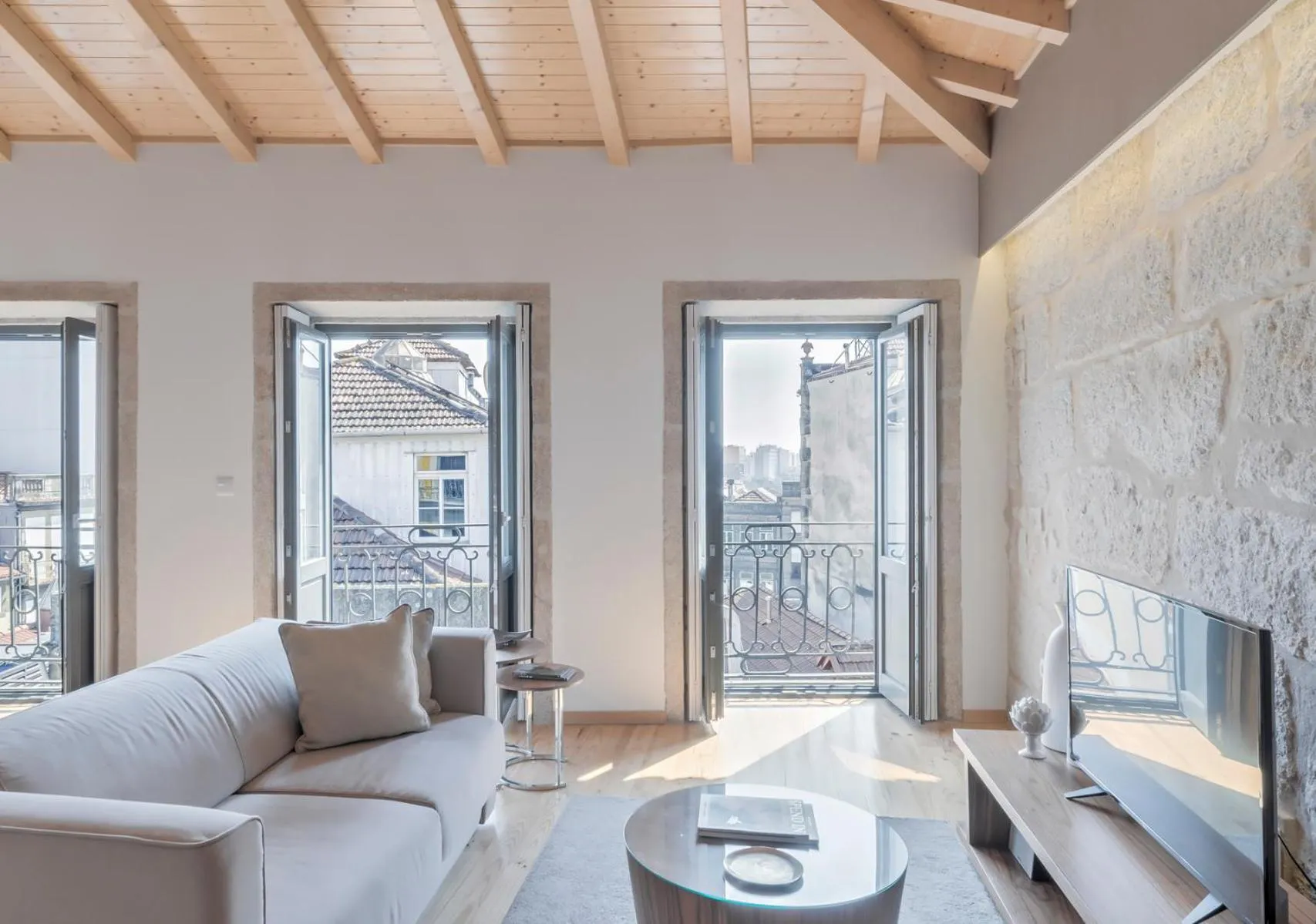 TV and multimedia in Oporto Street Sá de Noronha