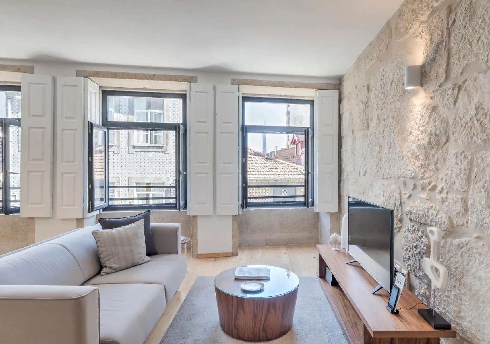 TV and multimedia in Oporto Street Sá de Noronha