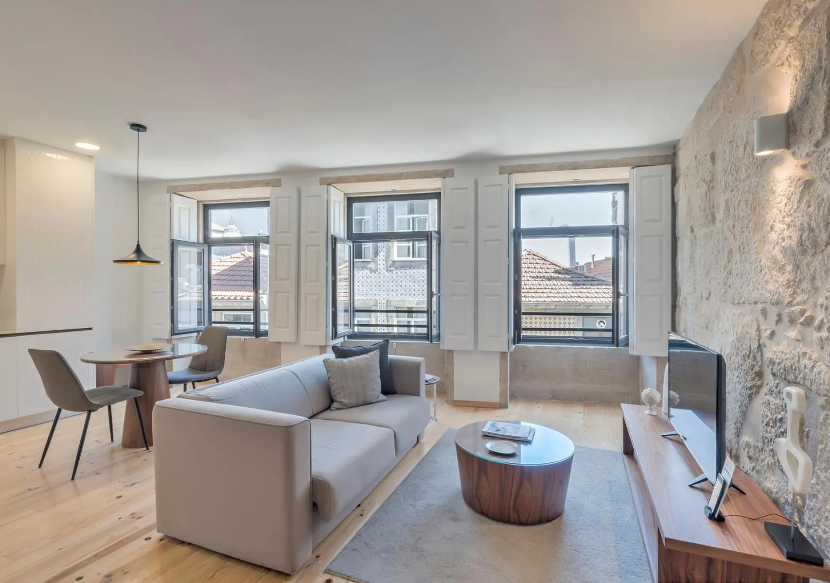 TV and multimedia in Oporto Street Sá de Noronha