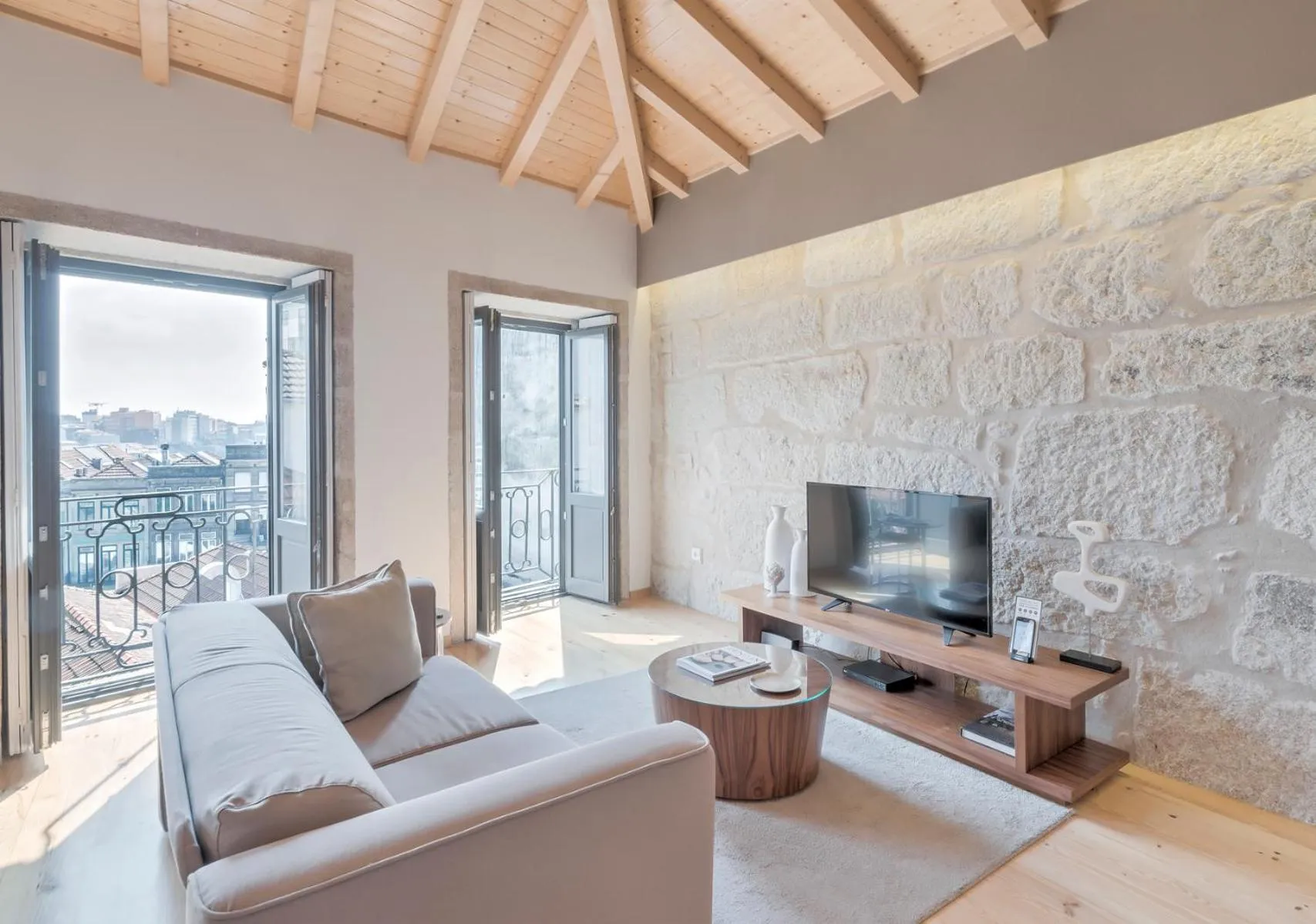 TV and multimedia in Oporto Street Sá de Noronha