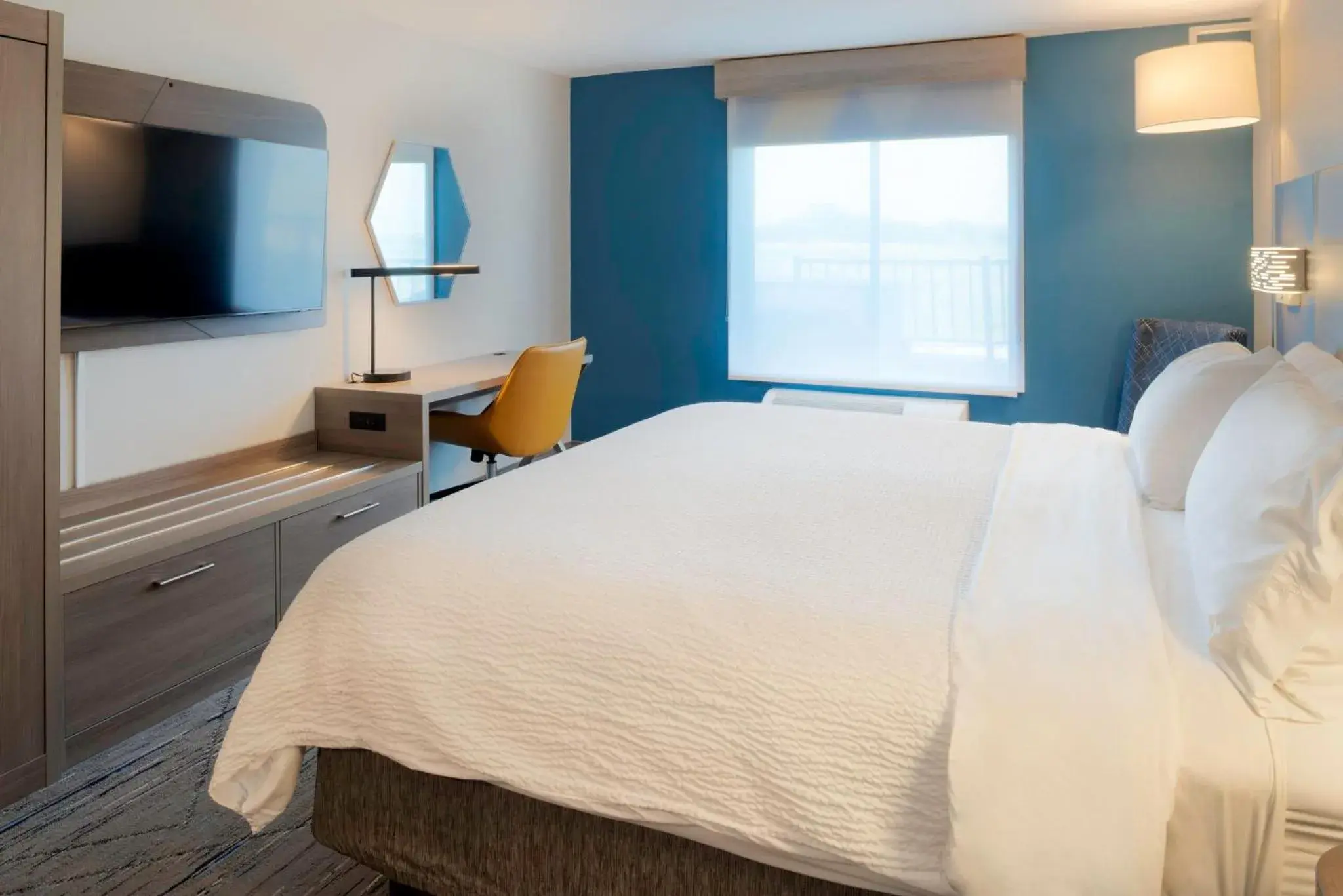 Standard King Room in Holiday Inn Express Hotel & Suites Fort Atkinson by IHG Standard King Room in Holiday Inn Express Hotel & Suites Fort Atkinson by IHG