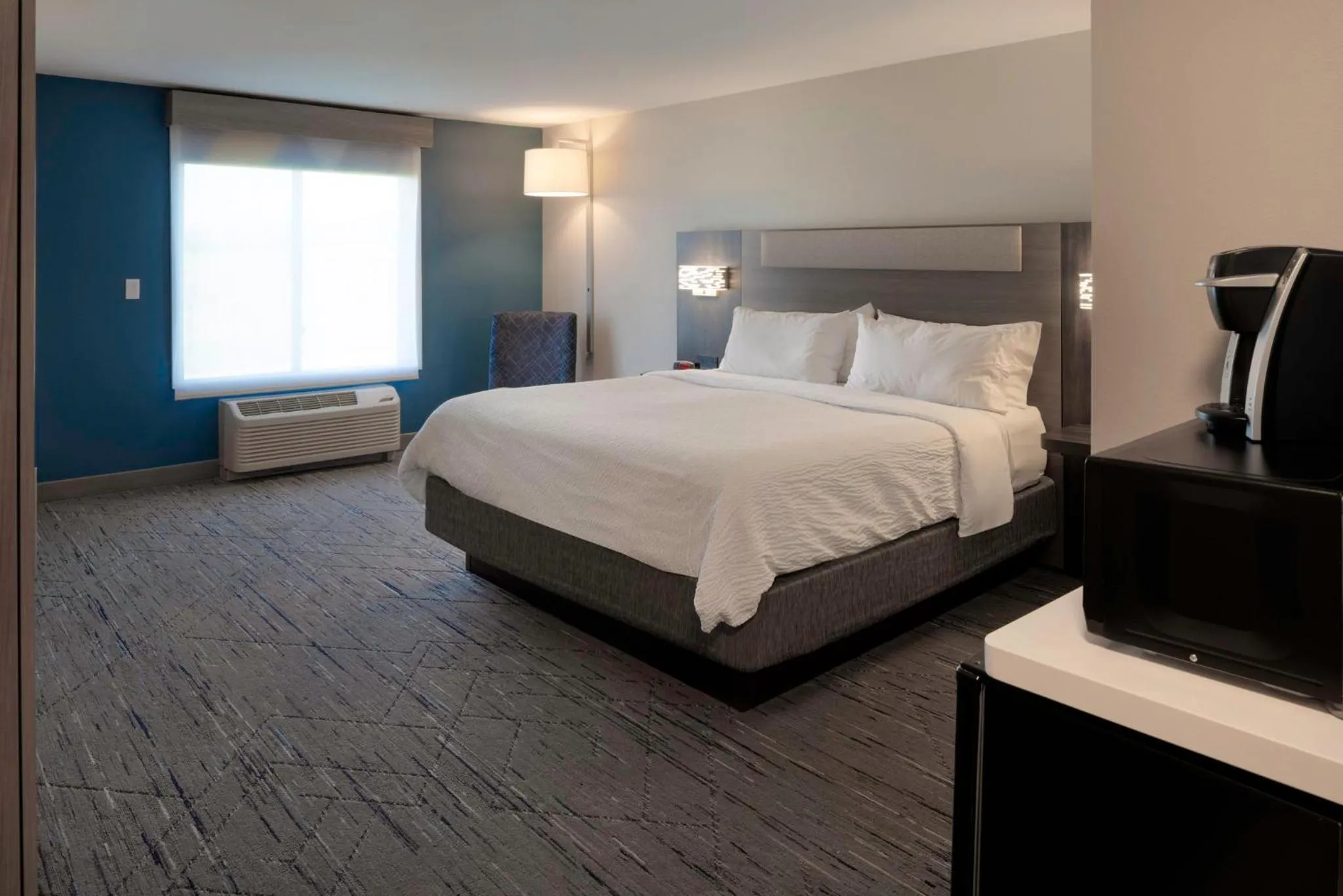 Photo of the whole room, Bed in Holiday Inn Express Hotel & Suites Fort Atkinson by IHG