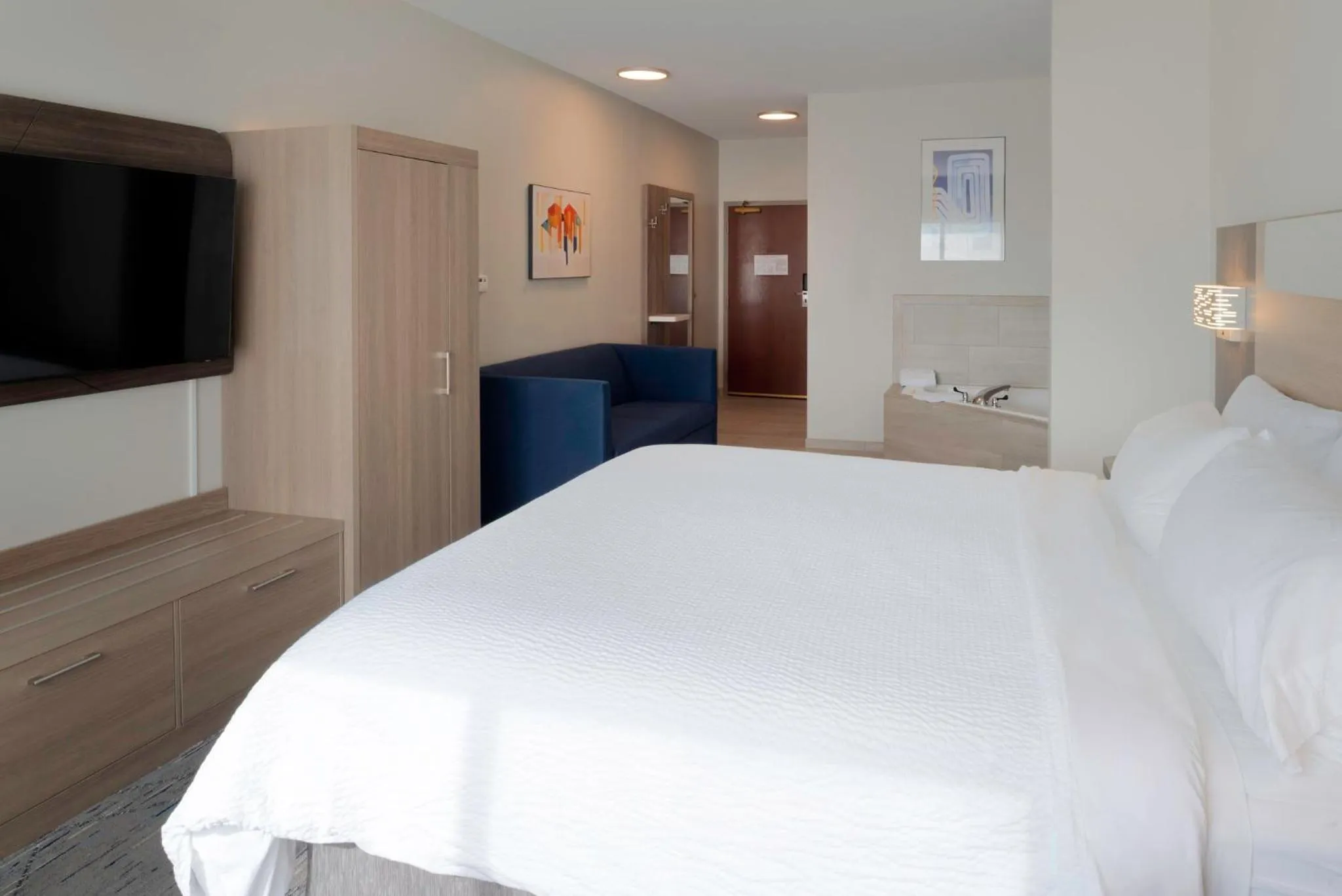 Photo of the whole room, Bed in Holiday Inn Express Hotel & Suites Fort Atkinson by IHG