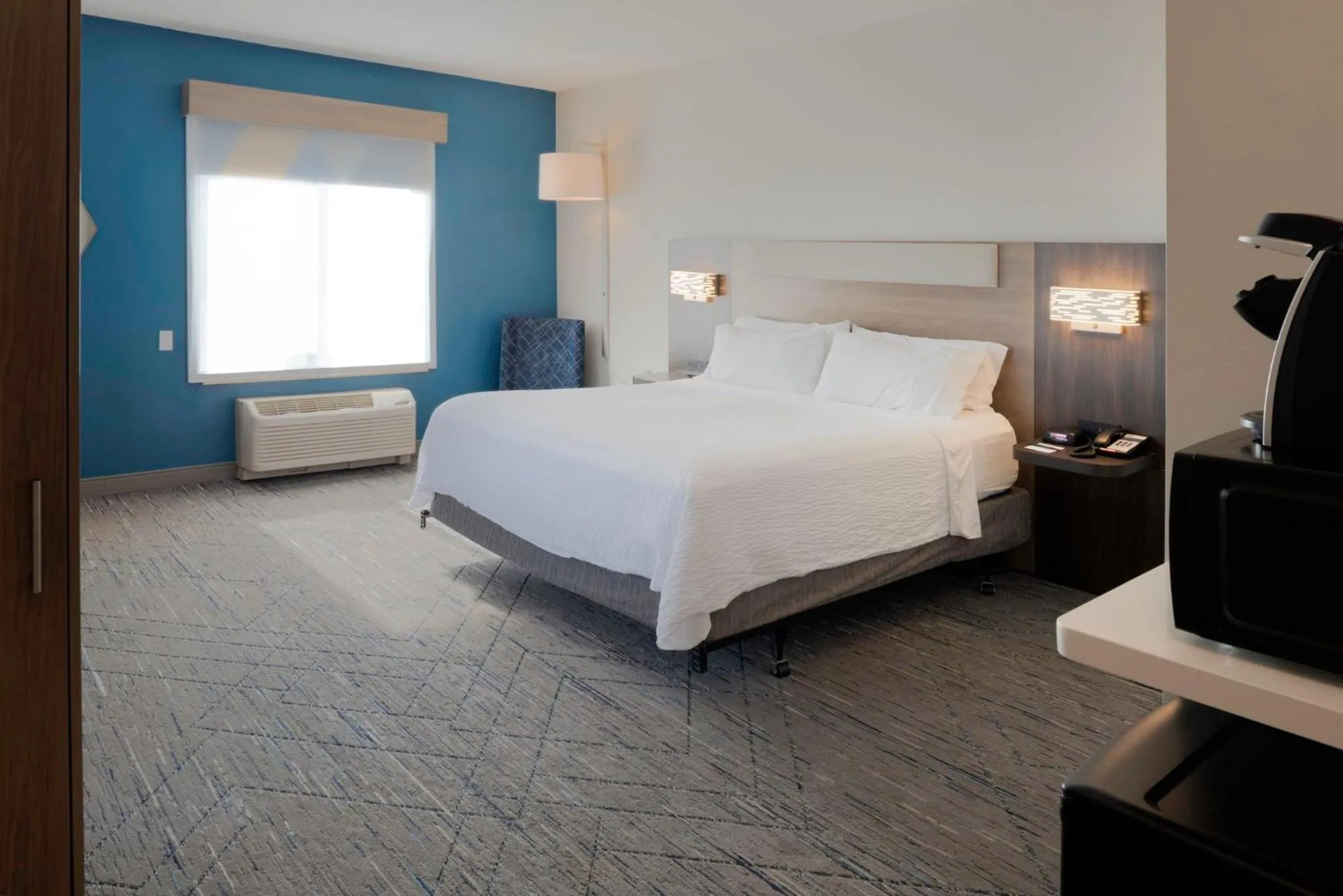 Photo of the whole room, Bed in Holiday Inn Express Hotel & Suites Fort Atkinson by IHG