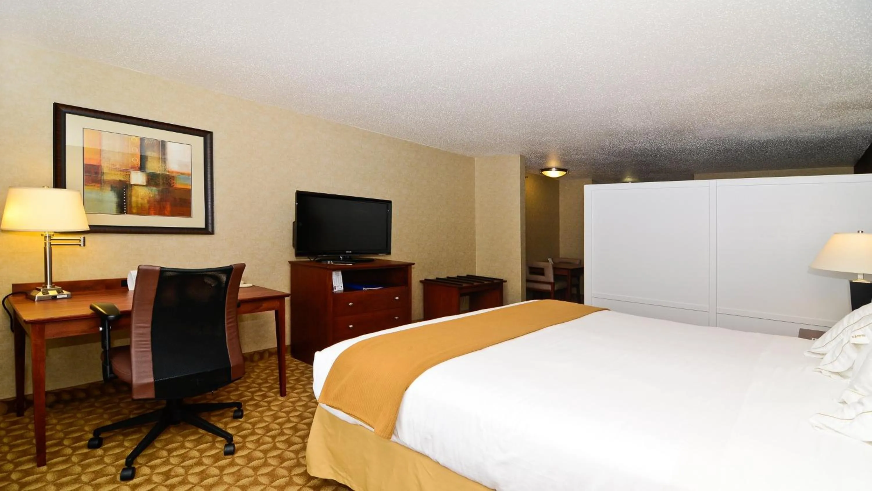 Photo of the whole room, Bed in Holiday Inn Express Hotel & Suites Fort Atkinson by IHG