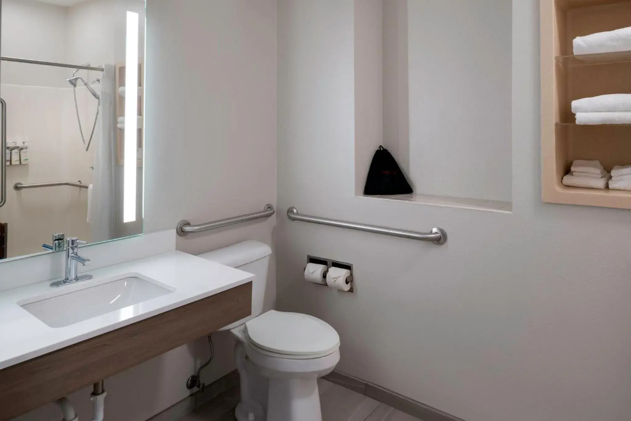 Standard Queen Room with Two Queen Beds - Communications and Mobility Accessible in Holiday Inn Express Hotel & Suites Fort Atkinson by IHG Standard Queen Room with Two Queen Beds - Communications and Mobility Accessible in Holiday Inn Express Hotel & Suites Fort Atkinson by IHG