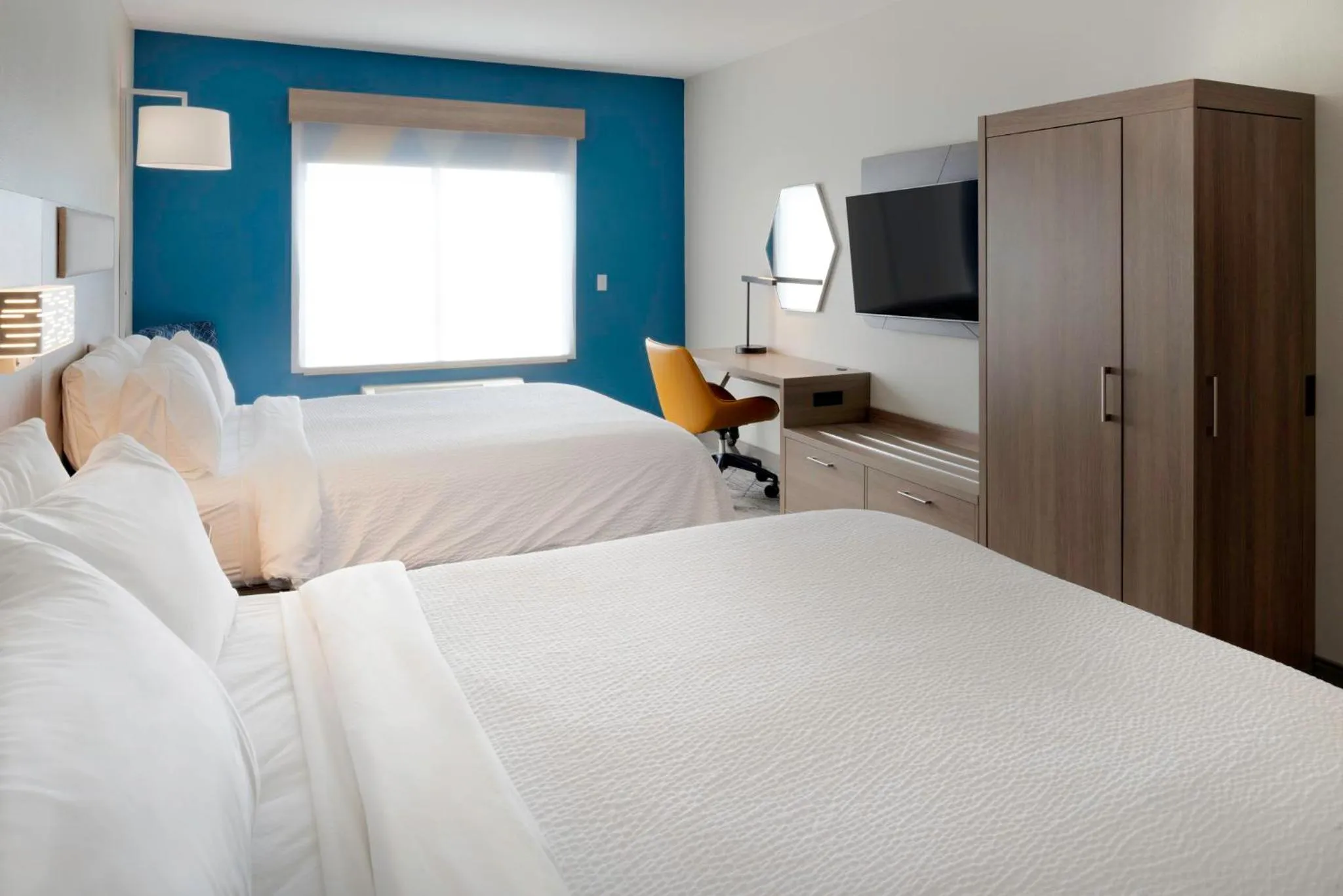 Photo of the whole room, Bed in Holiday Inn Express Hotel & Suites Fort Atkinson by IHG