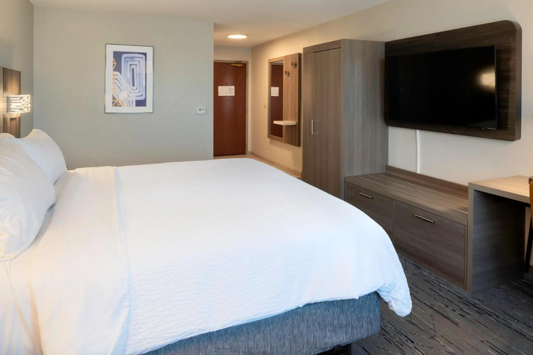 Photo of the whole room, Bed in Holiday Inn Express Hotel & Suites Fort Atkinson by IHG