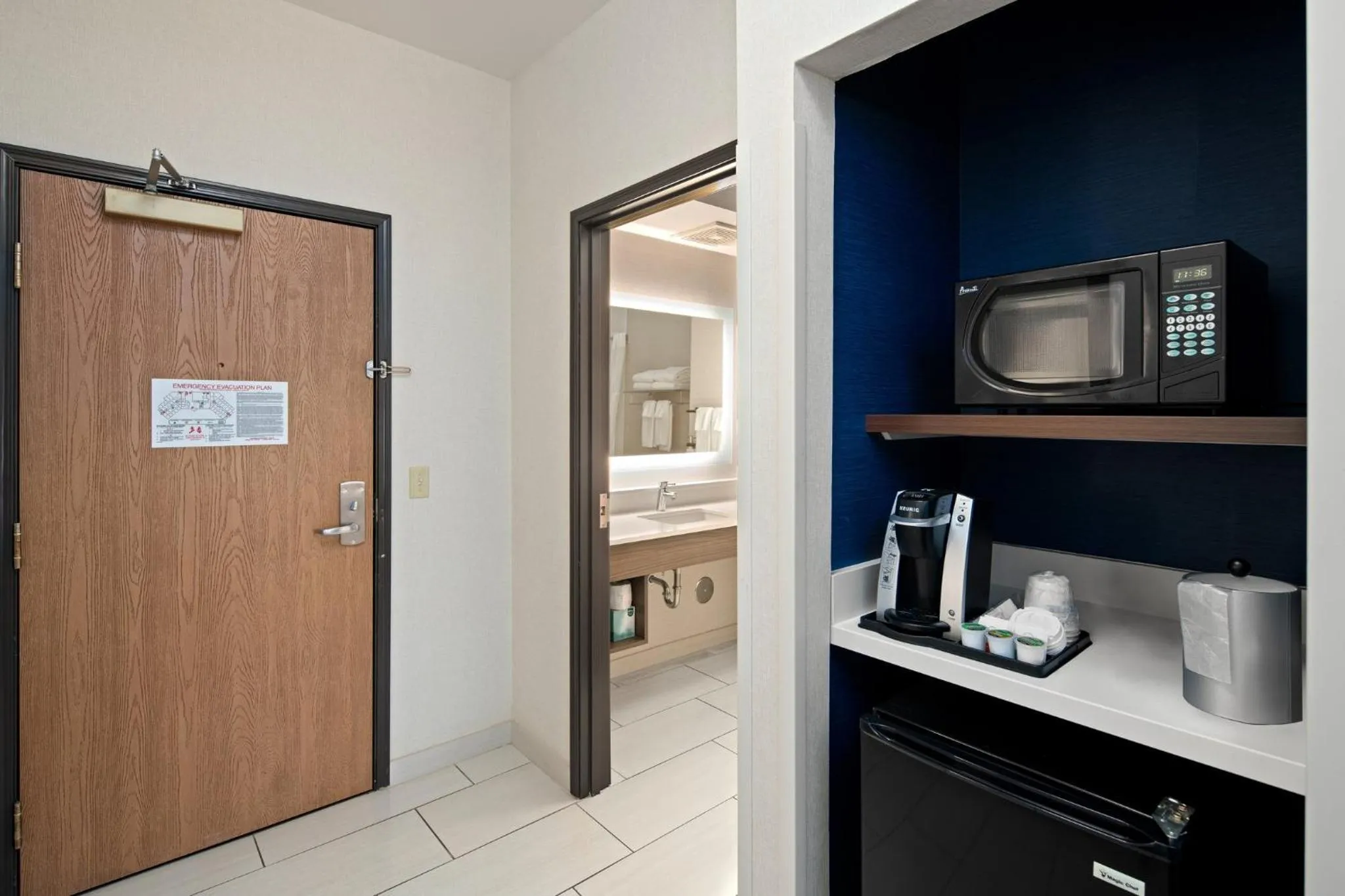 Photo of the whole room, Bed in Holiday Inn Express Hotel & Suites Coeur D'Alene I-90 Exit 11 by IHG