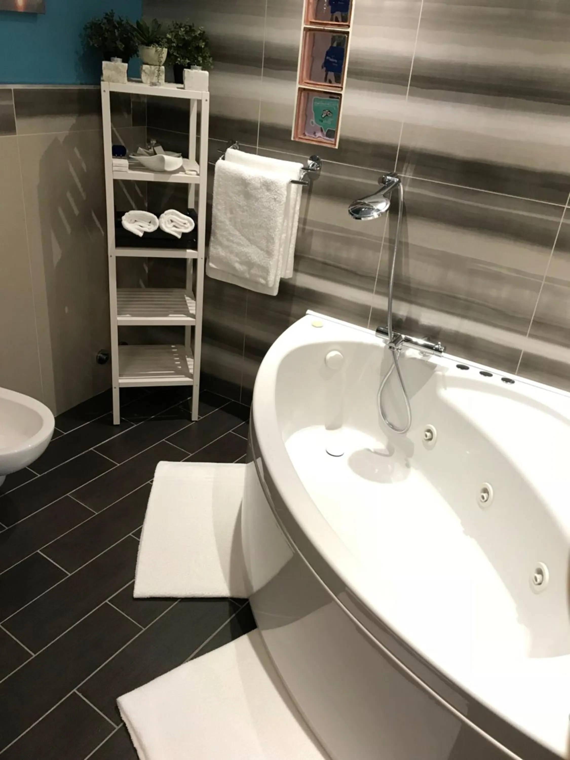 Hot Tub in Marini Bed&Breakfast