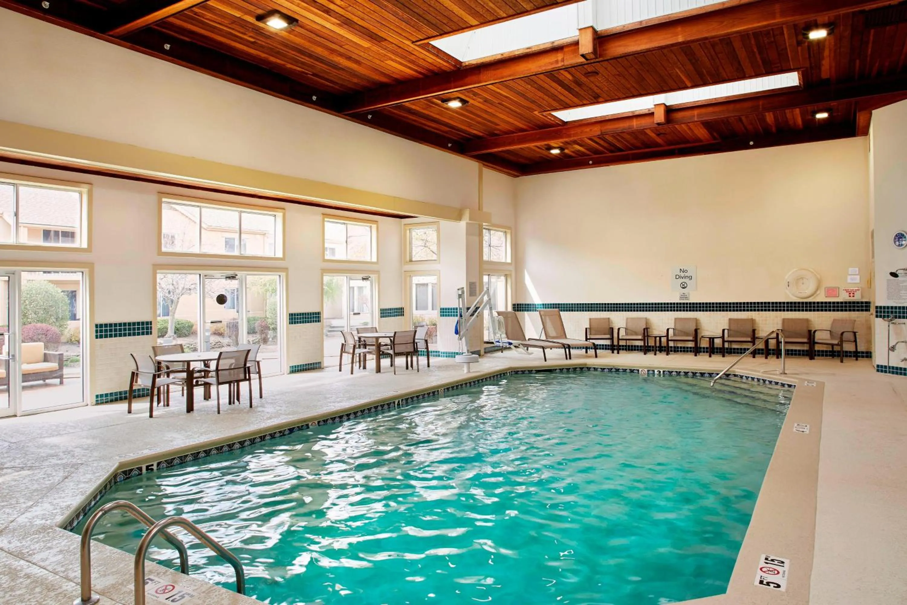 Swimming pool in Courtyard by Marriott Lansing