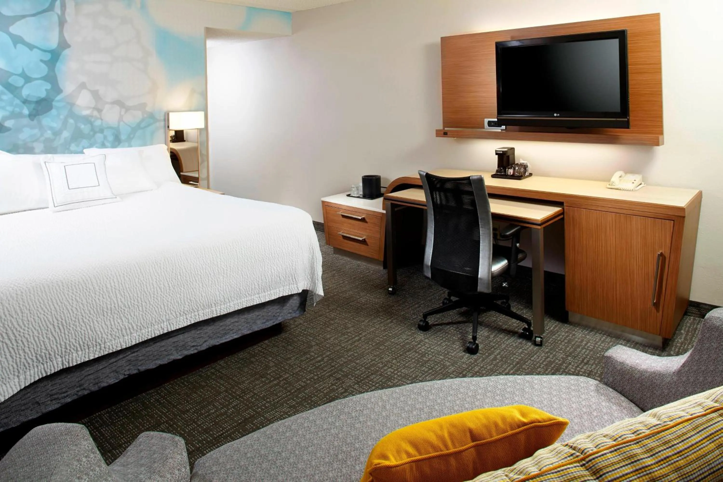 Photo of the whole room, Bed in Courtyard by Marriott Lansing