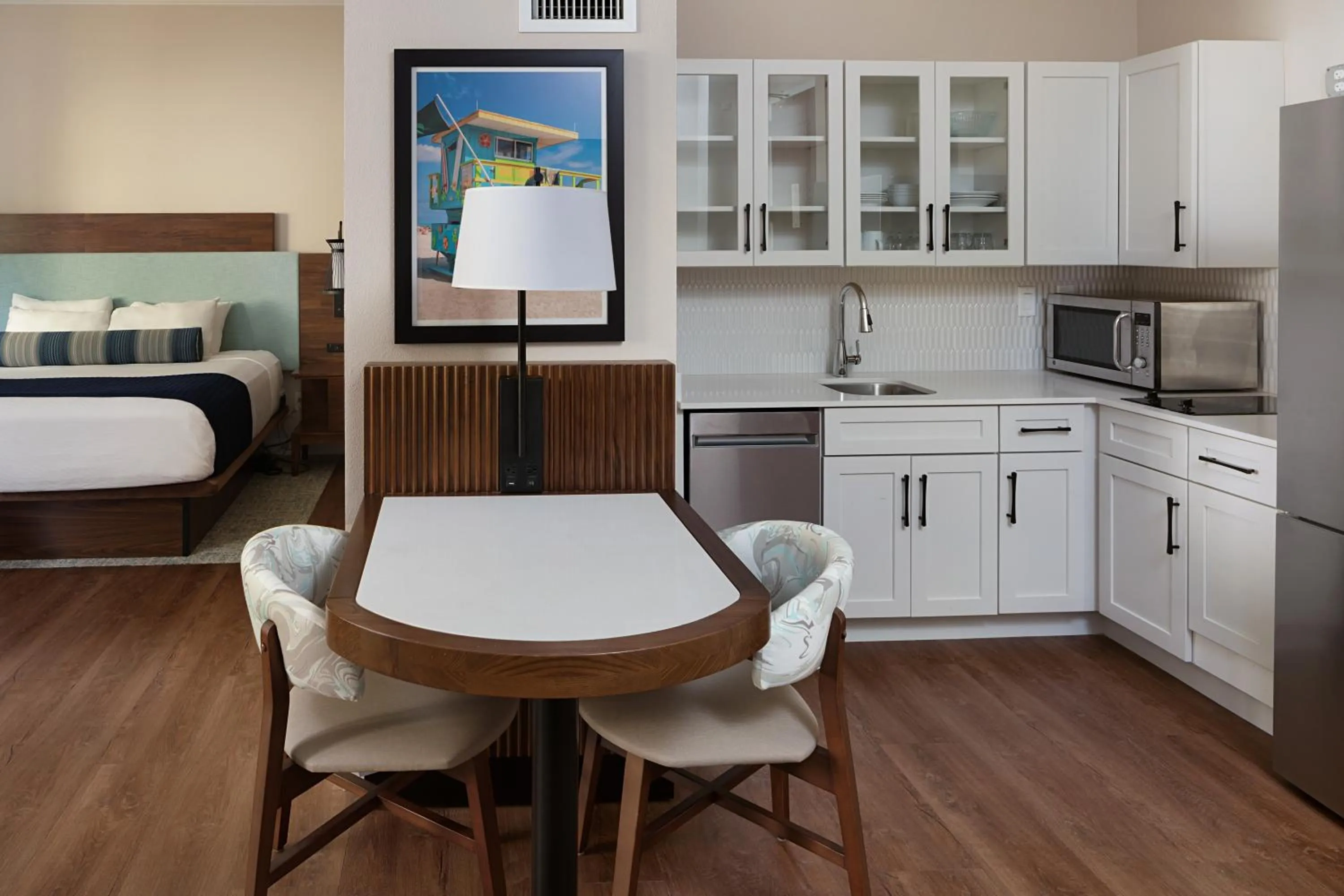 kitchen, Bed in The Atlantic Suites on the Ave