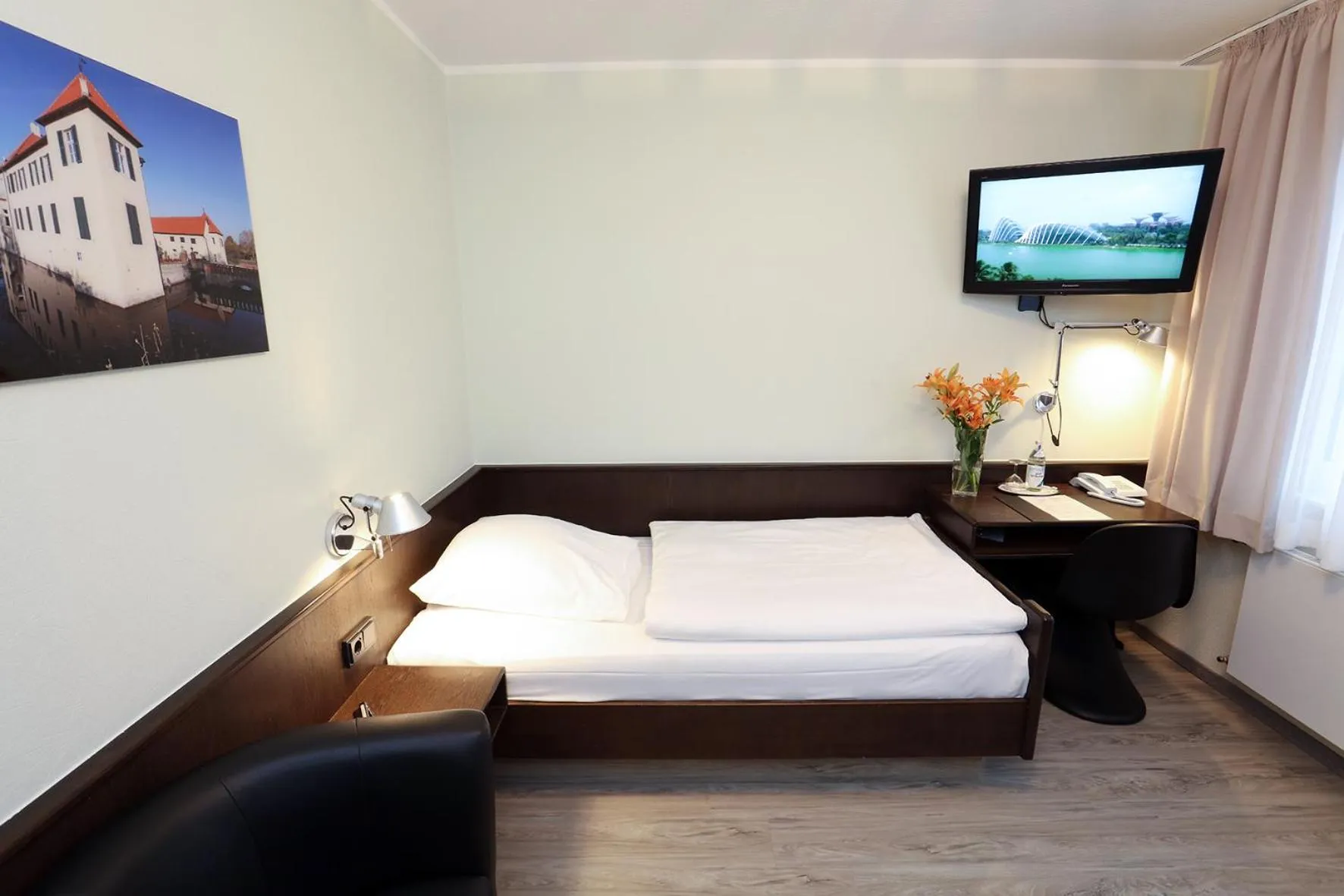 Photo of the whole room, Bed in Hotel Kröger