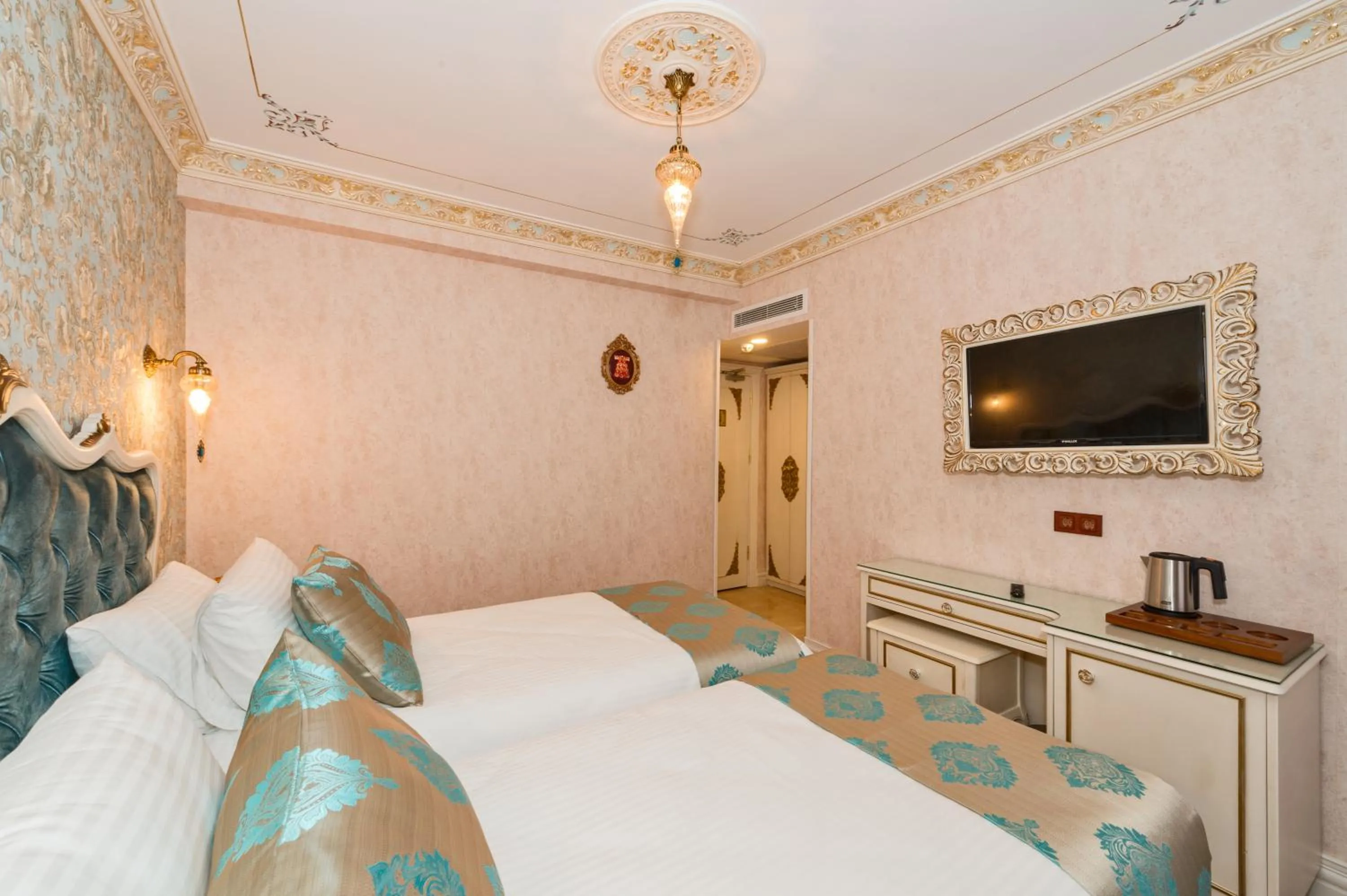 Staff, Bed in Hotel 1453