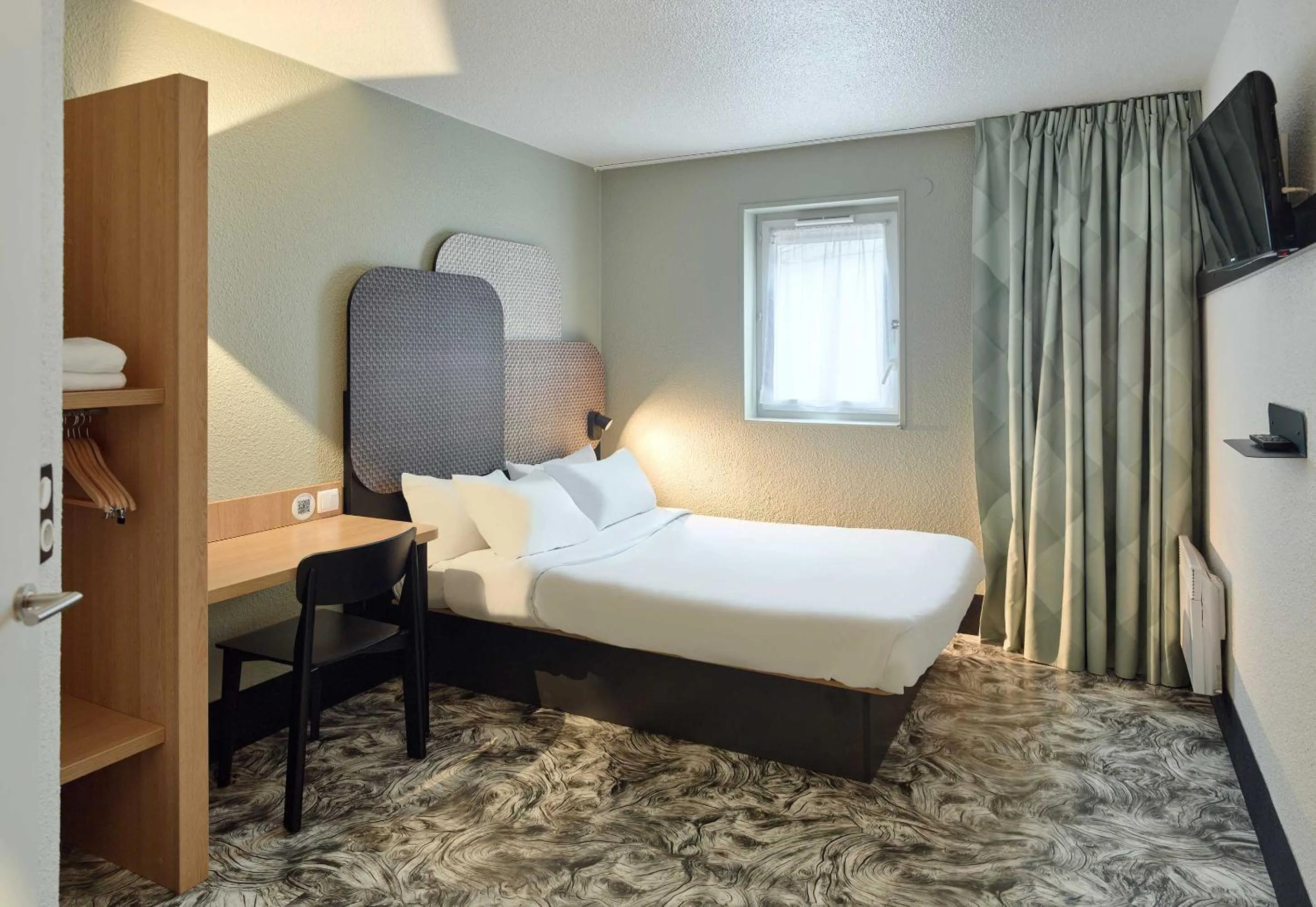 Bedroom, Bed in B&B HOTEL Noisy-le-Grand