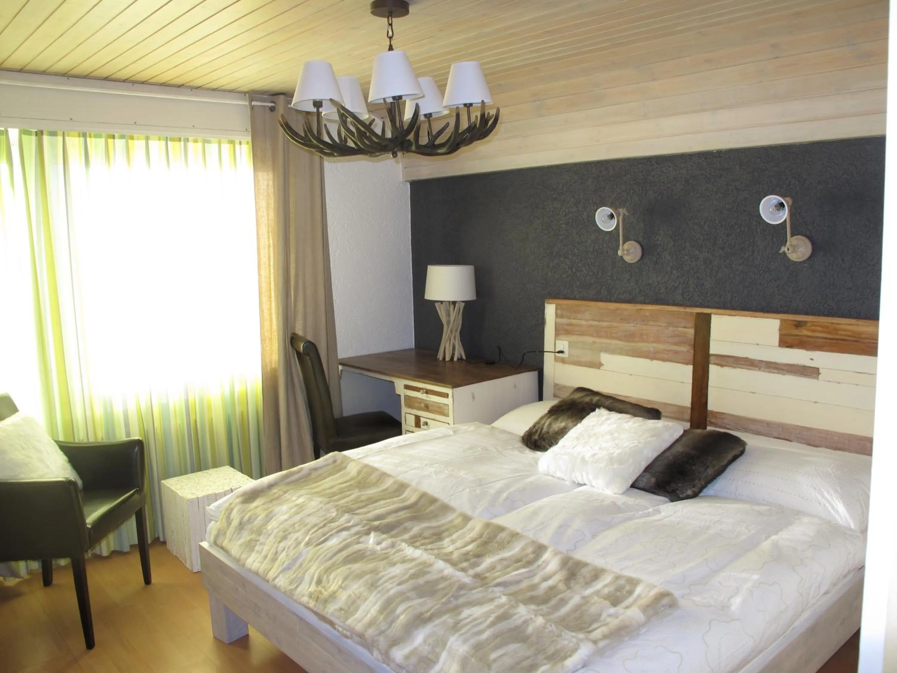 Day, Bed in Hotel du Lac