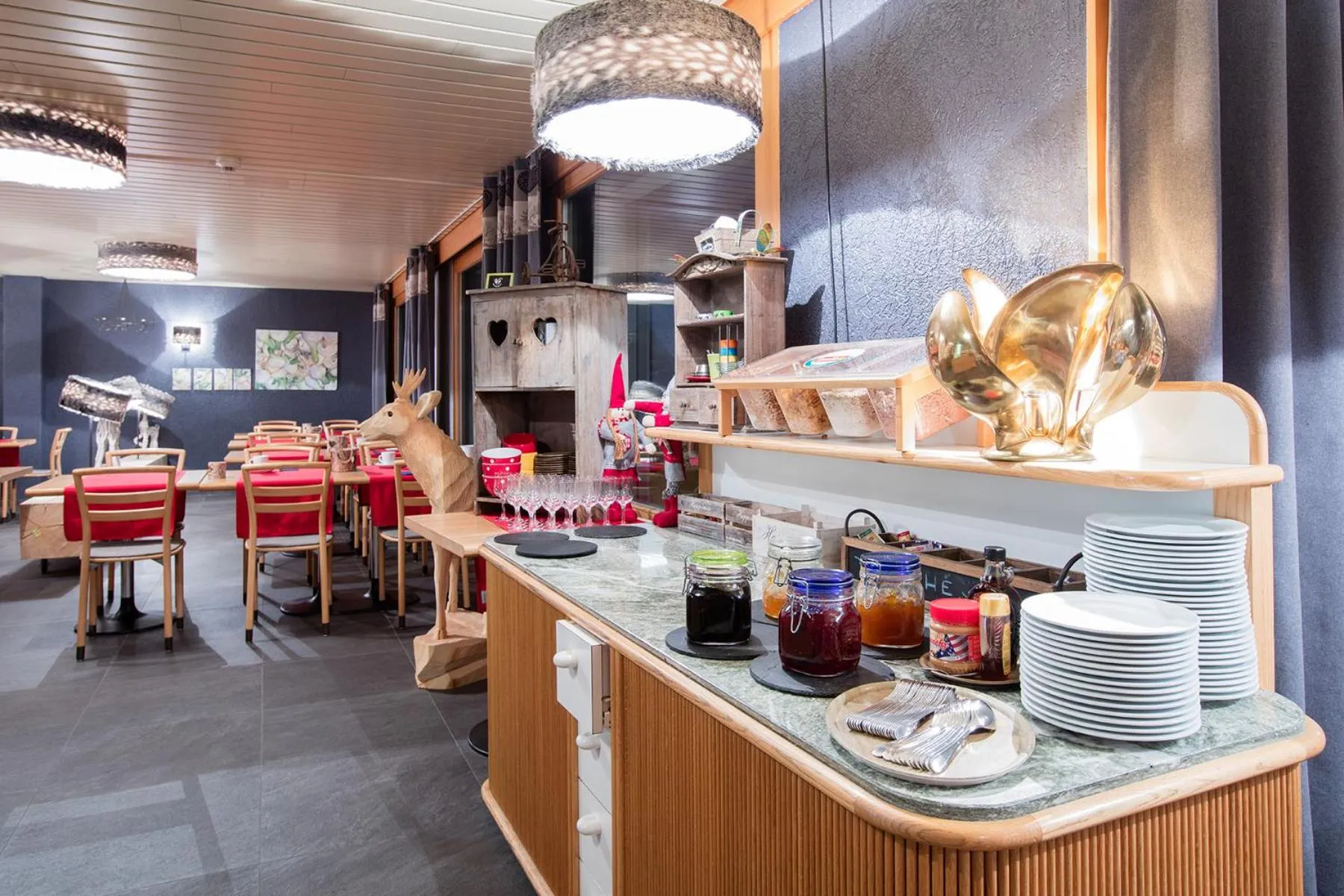 Restaurant/places to eat in Hotel du Lac