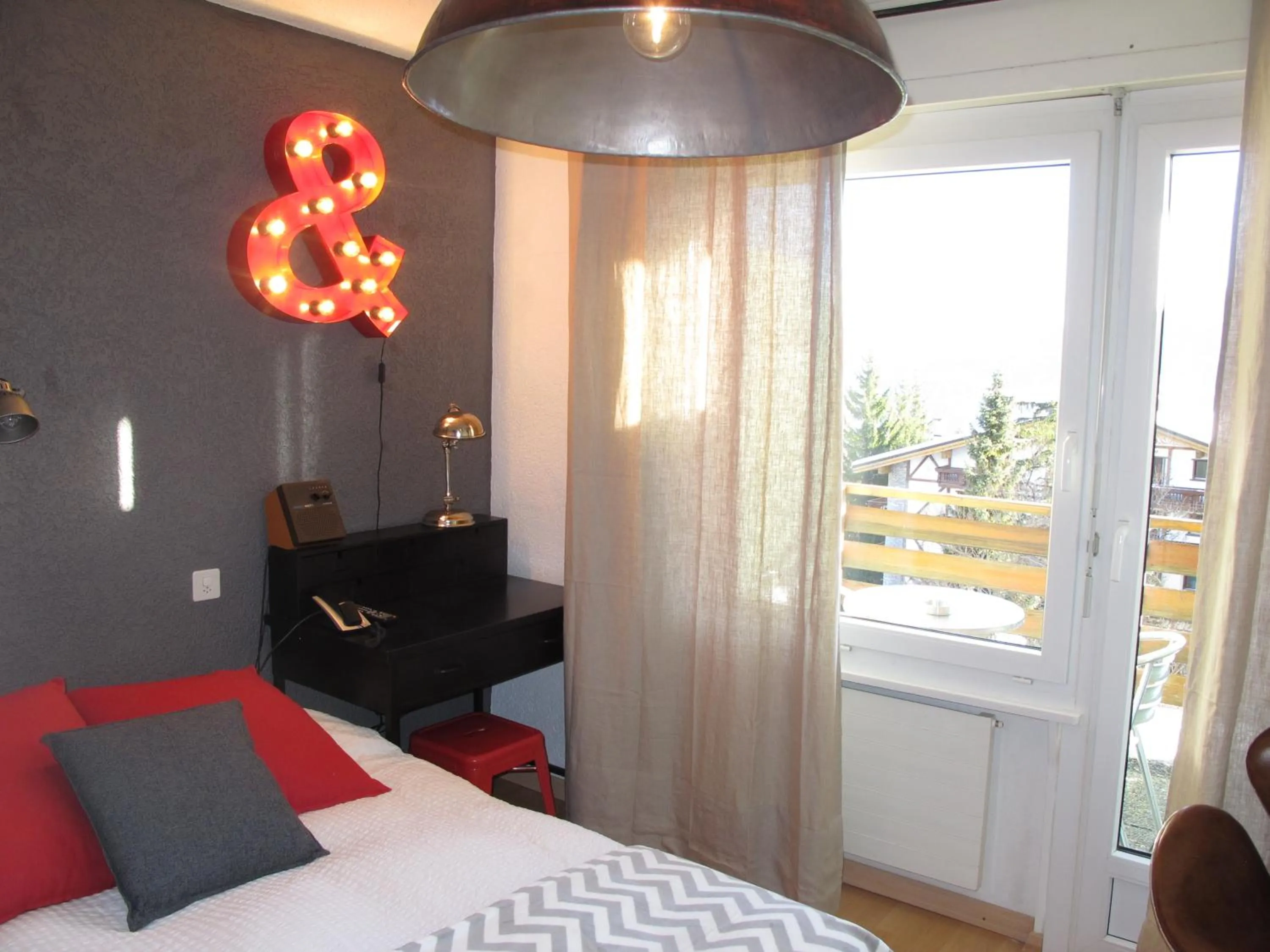 Day, Bed in Hotel du Lac