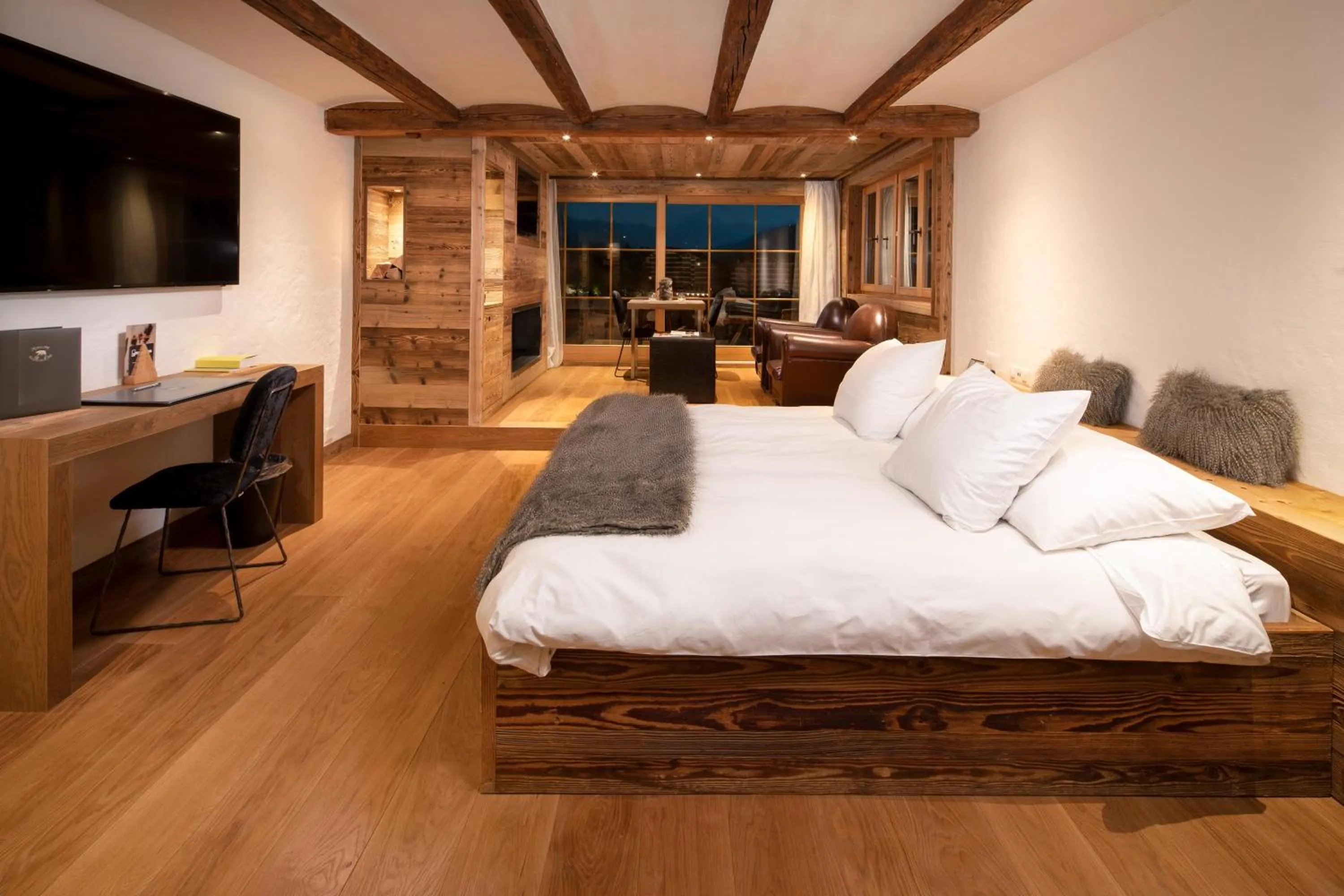 Photo of the whole room, Bed in Hostellerie du Pas de l'Ours "Relais et Châteaux"