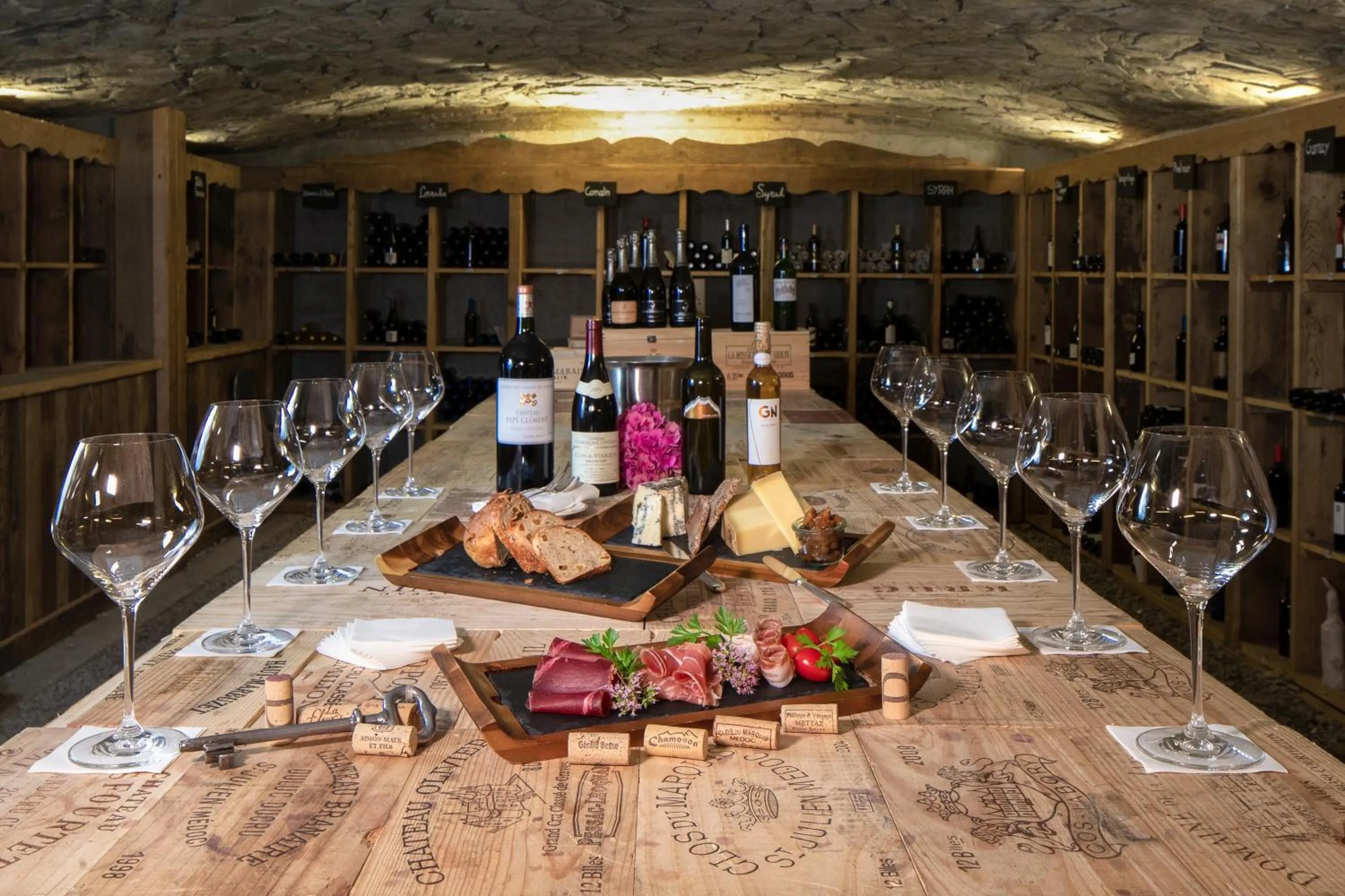 Food and drinks in Hostellerie du Pas de l'Ours "Relais et Châteaux"