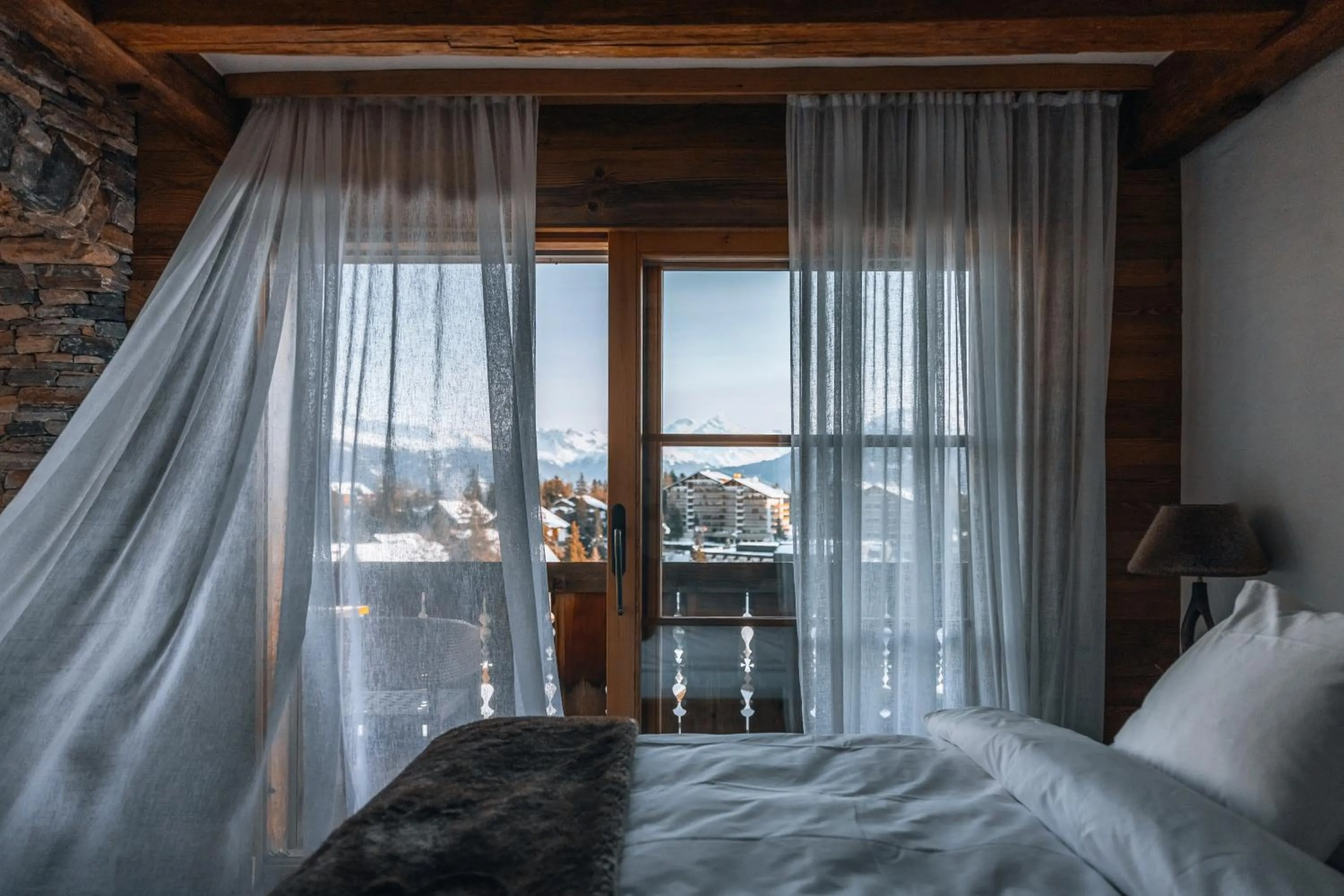 Mountain view, Bed in Hostellerie du Pas de l'Ours "Relais et Châteaux"