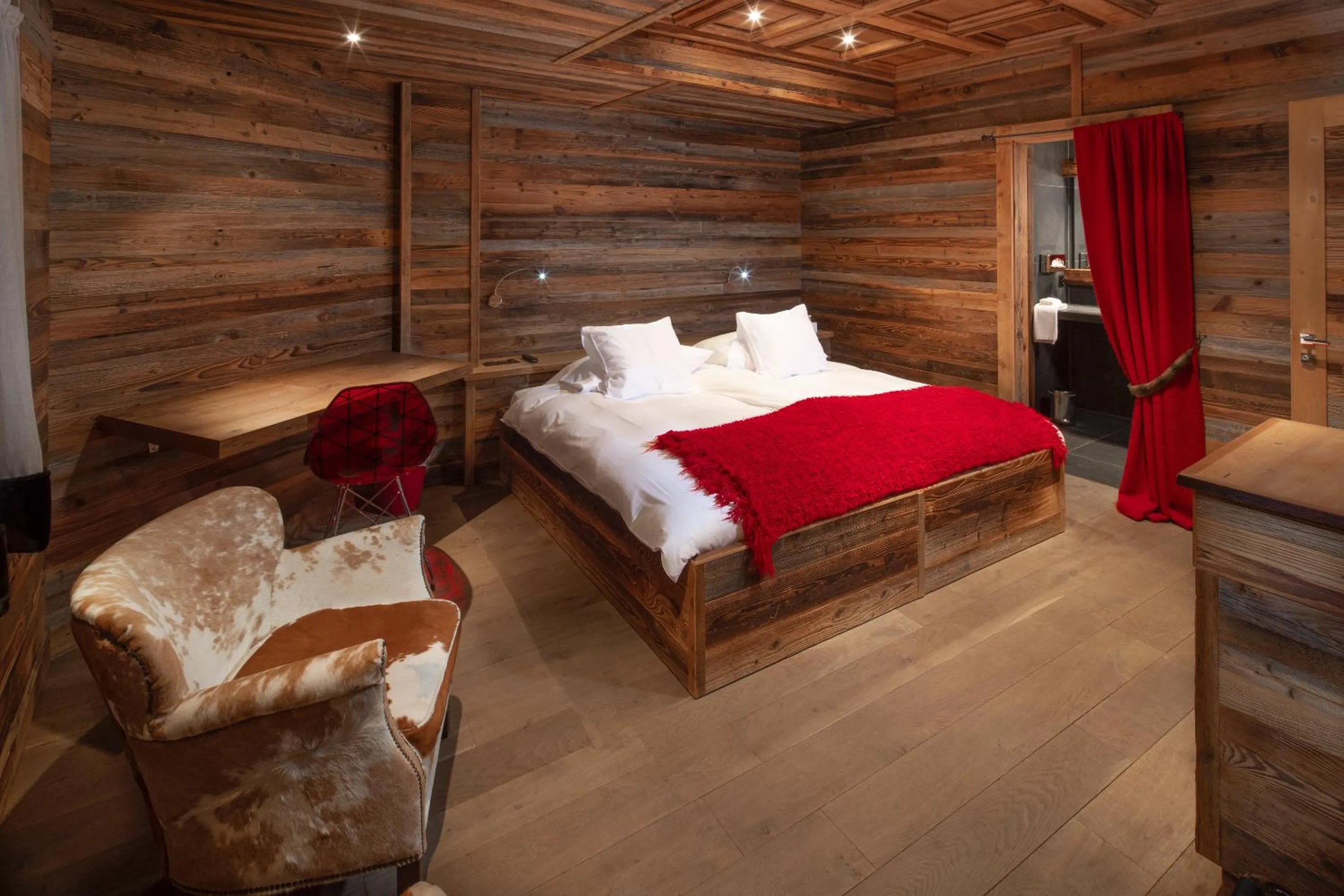 Bed in Hostellerie du Pas de l'Ours "Relais et Châteaux"