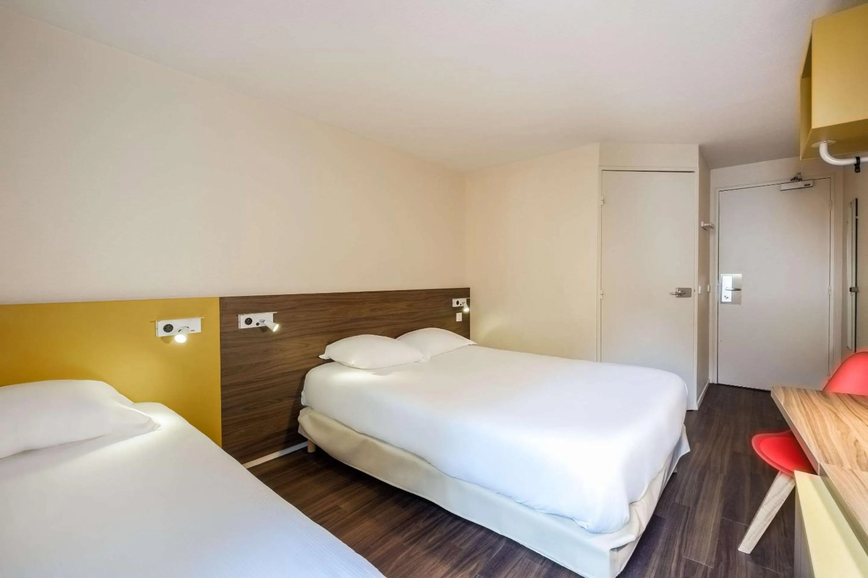 Photo of the whole room, Bed in Comfort Hotel Lille Lomme