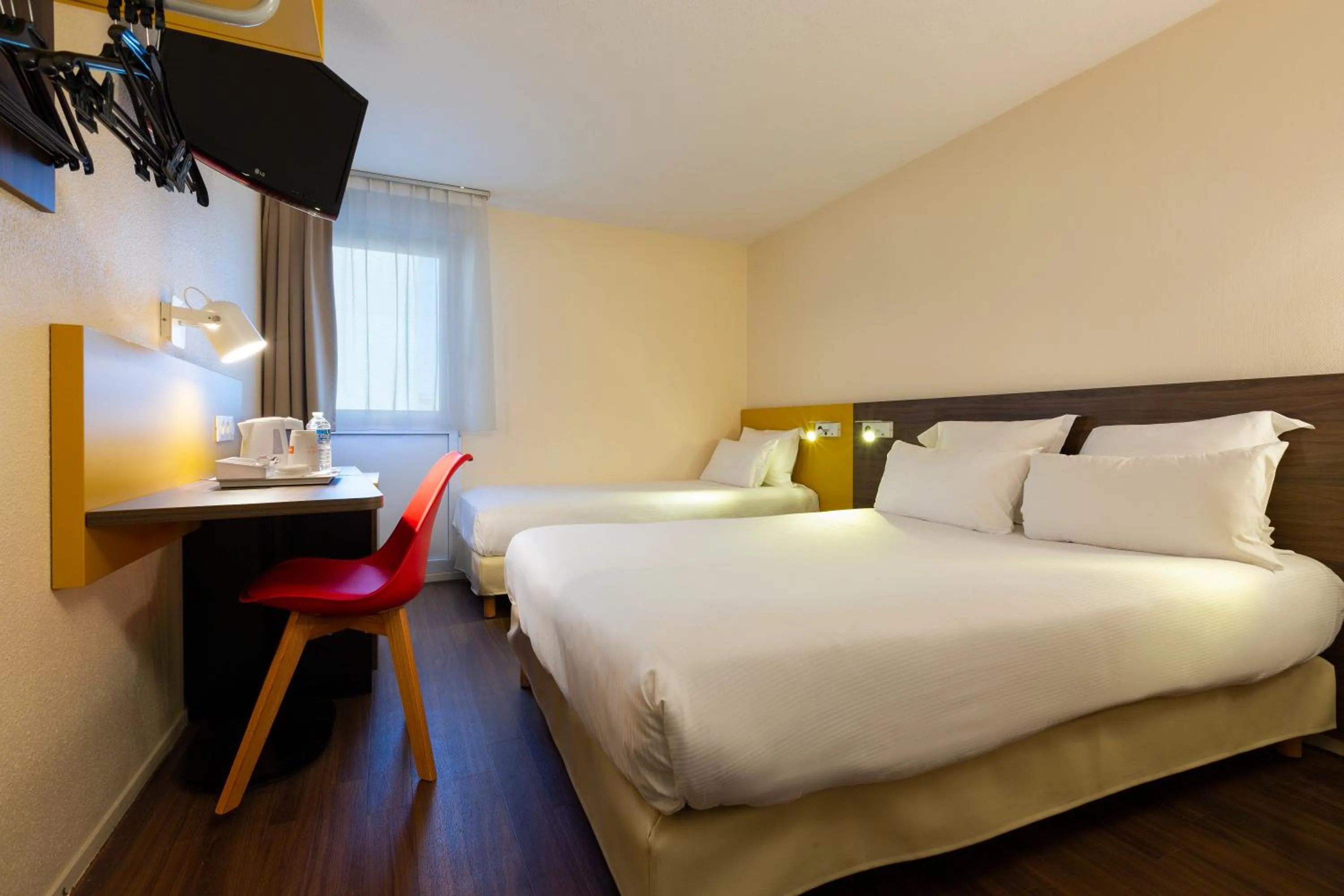 Photo of the whole room, Bed in Comfort Hotel Lille Lomme