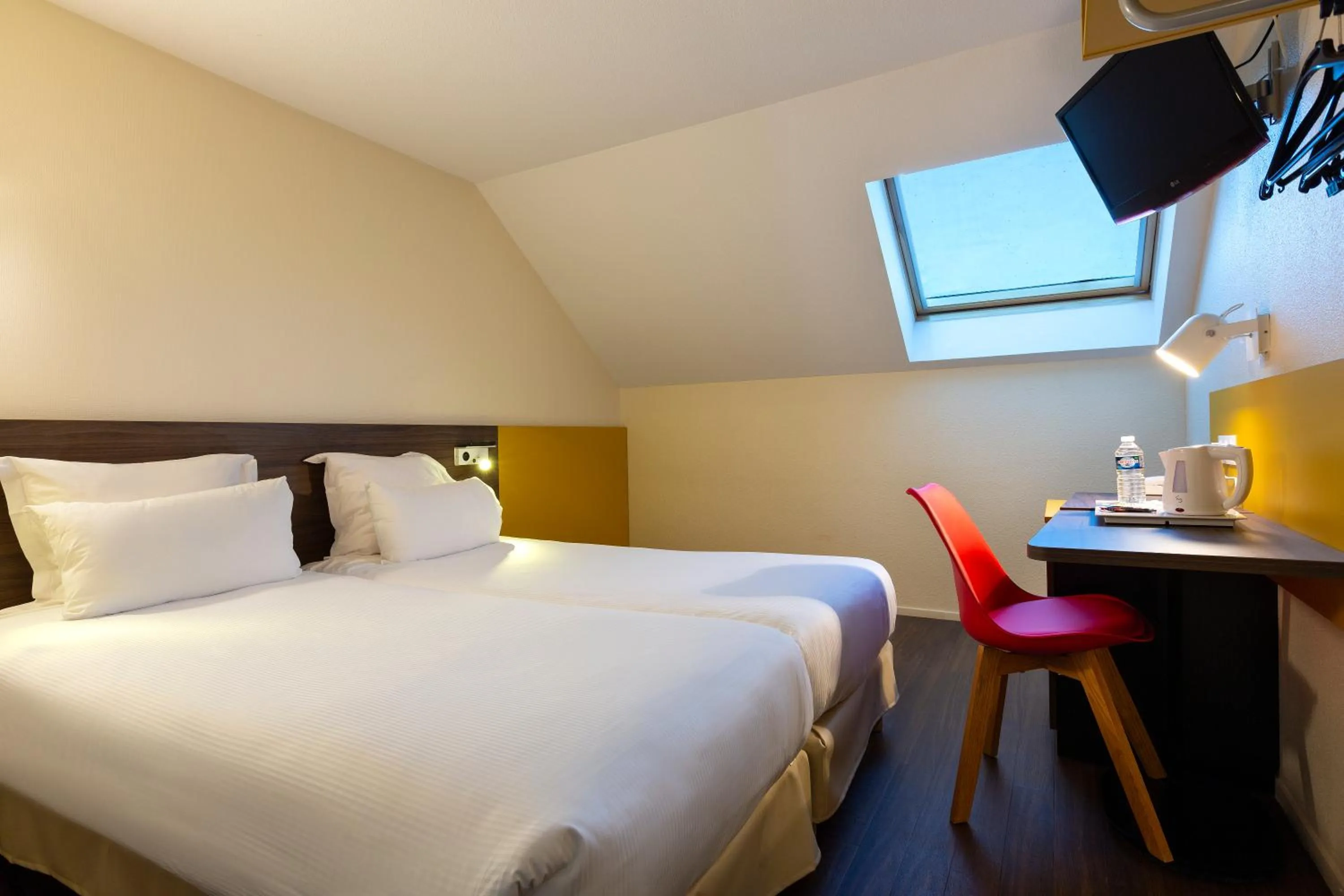Photo of the whole room, Bed in Comfort Hotel Lille Lomme