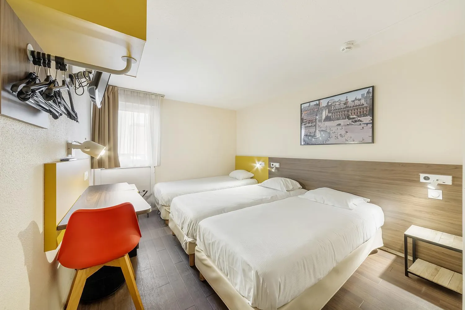 Bedroom, Bed in Comfort Hotel Lille Lomme