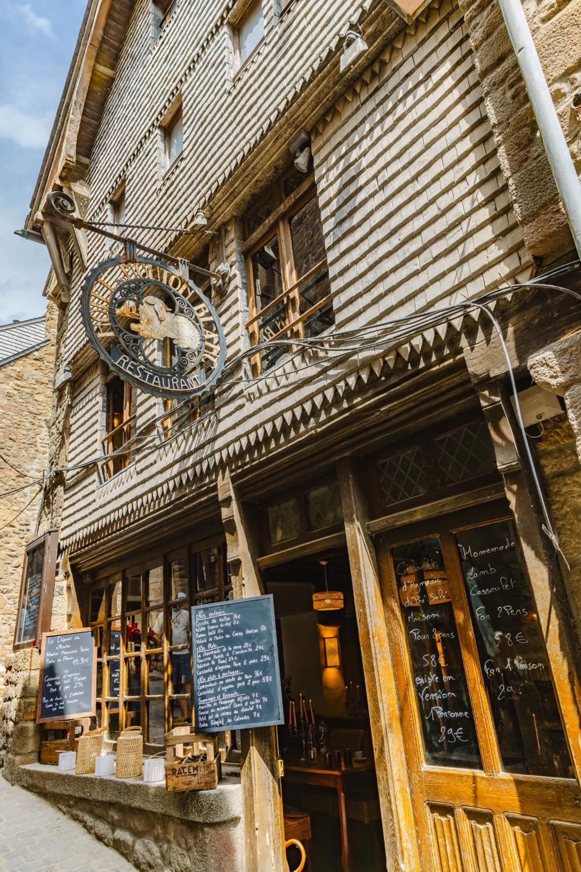 Property building in Le Mouton Blanc