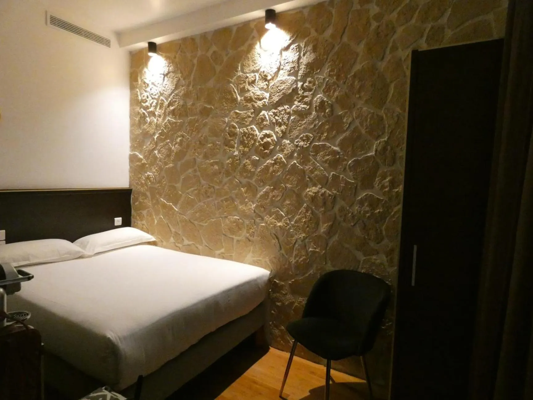 Bedroom, Bed in Hôtel Bonne Nouvelle