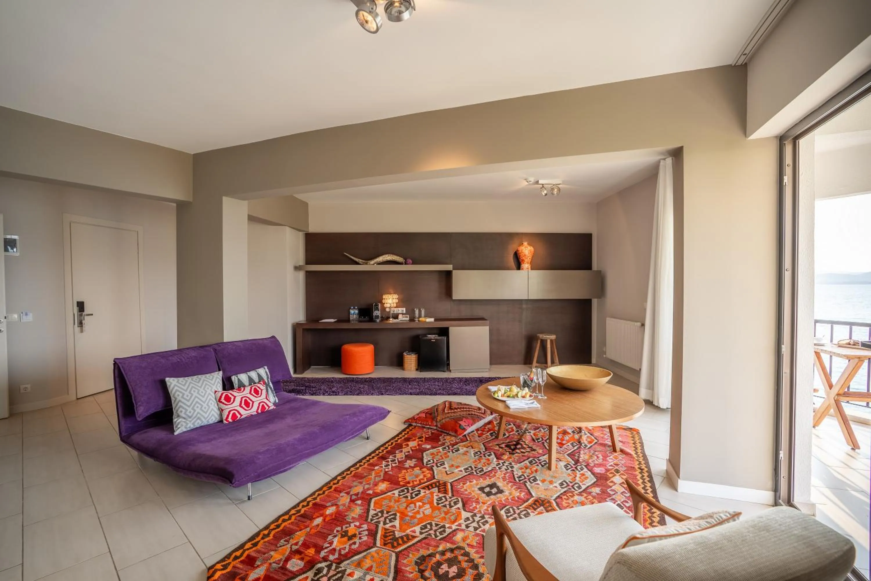 Living room, Bed in Med-Inn Hotel